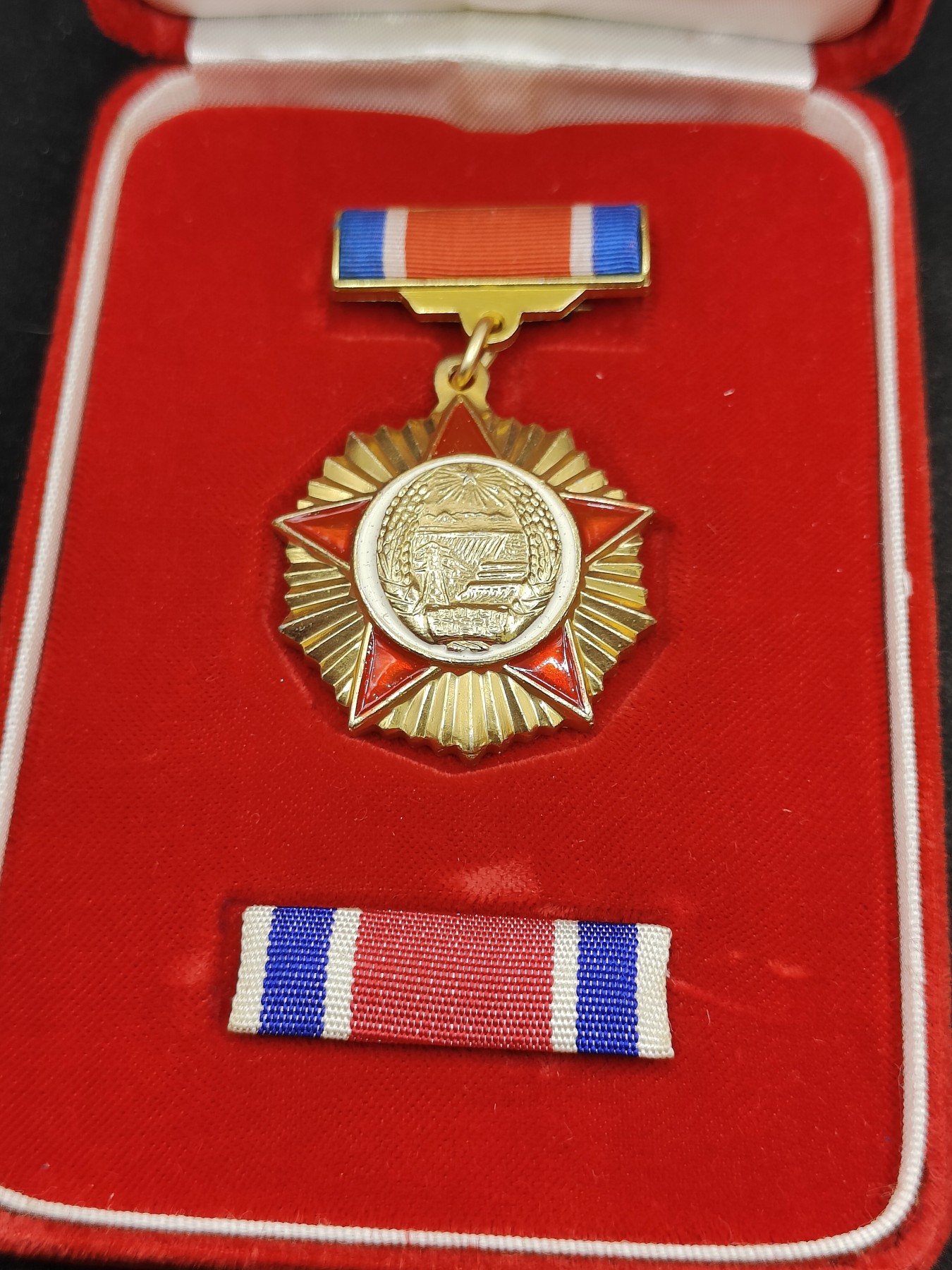 全场0元起拍 第134期 咸鱼国勋章拍卖专场 2月28日（周三）下午6：00开始 朝总联版烫金国徽盒 朝鲜建国纪念章带盒略