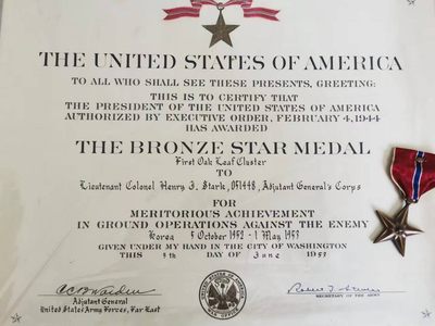 老王徽章第二十九期 - 美国韩战版本铜星勋章带证书    获得者是亨利·斯塔克中校，美国韩战期间副官团军官，二次获得铜星勋章