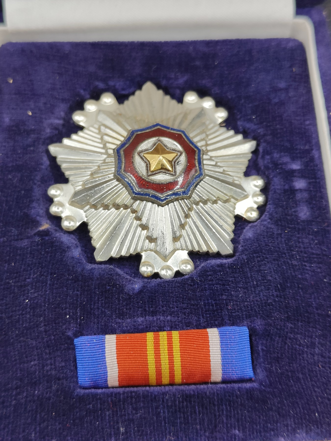 全场0元起拍 第134期 咸鱼国勋章拍卖专场 2月28日（周三）下午6：00开始 朝总联版烫金国徽盒三级国旗勋章带盒略