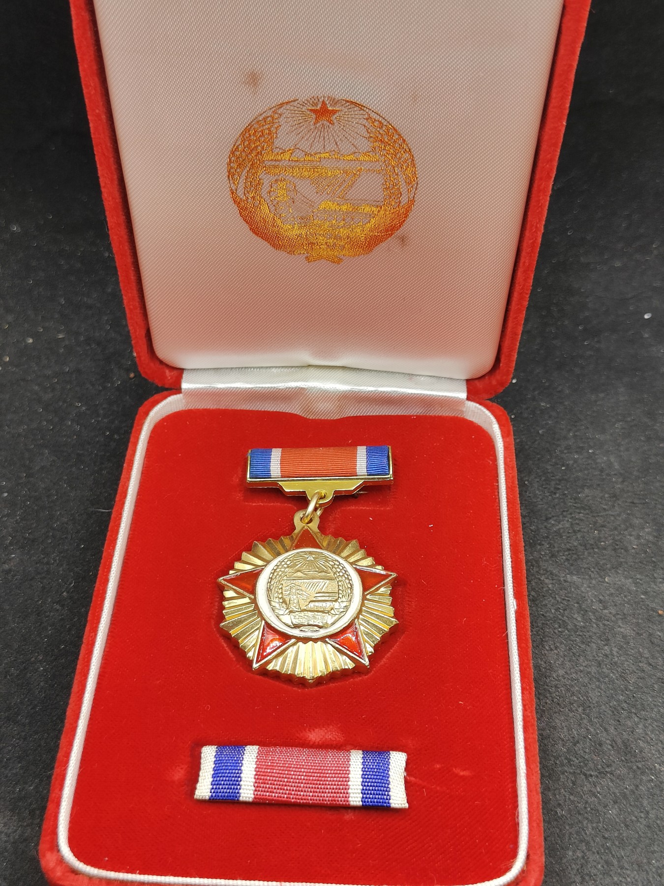 全场0元起拍 第134期 咸鱼国勋章拍卖专场 2月28日（周三）下午6：00开始 朝总联版烫金国徽盒 朝鲜建国纪念章带盒略