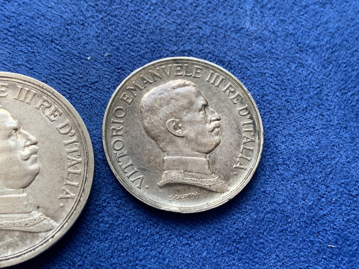 《竞宝斋》第242场-周日，周一 新年开场 (全场包邮) 两枚一组 意大利1917年1里拉+1914年2里拉马车银币 原味品