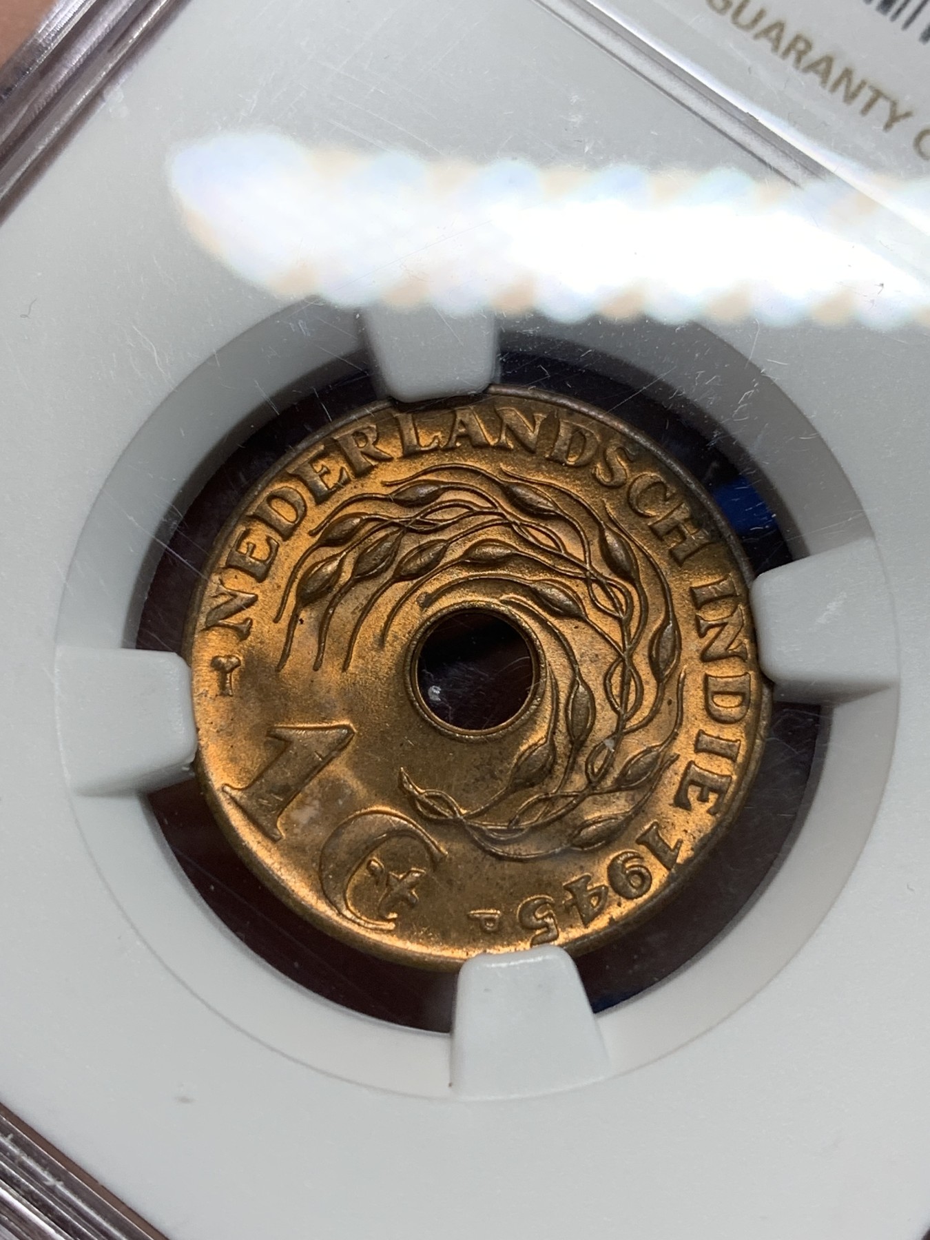 《竞宝斋》第242场-周日，周一 新年开场 (全场包邮) NGC MS64RB 荷属东印度群岛（今印尼）1945年中孔1分铜币 卷拆评级