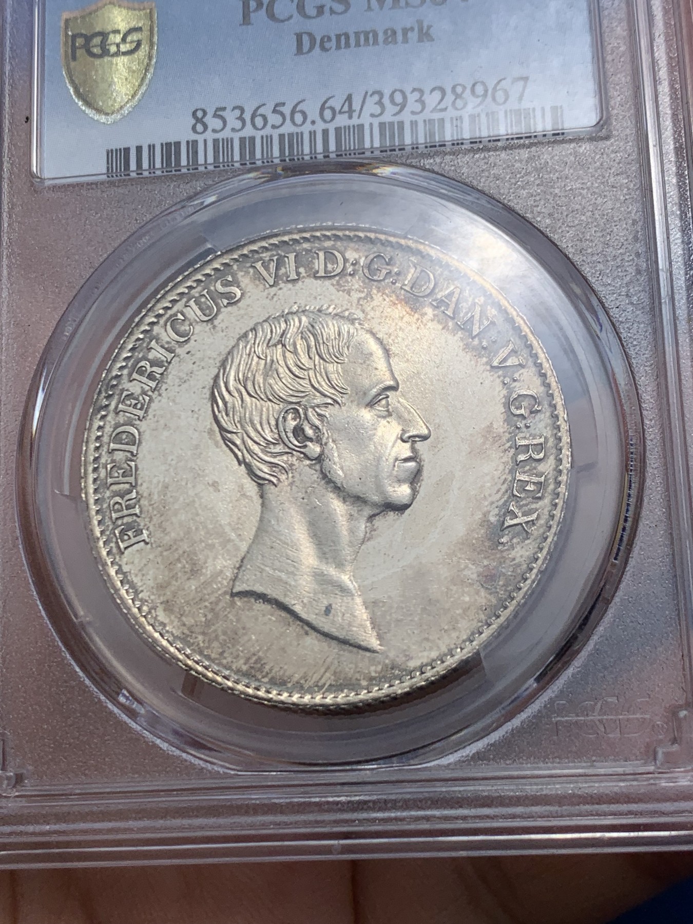 《竞宝斋》第242场-周日，周一 新年开场 (全场包邮) PCGS-MS64冠军分 丹麦1837年盾徽1达勒银币，BU状态，无敌原光，繁复精美的纹章，极其稀少的品种，第二名就只有58分了，一枚NGC-64分的1837年丹麦达勒银币在2020年欧拍落槌价为1500瑞士法郎，成本价约为15000人民币。