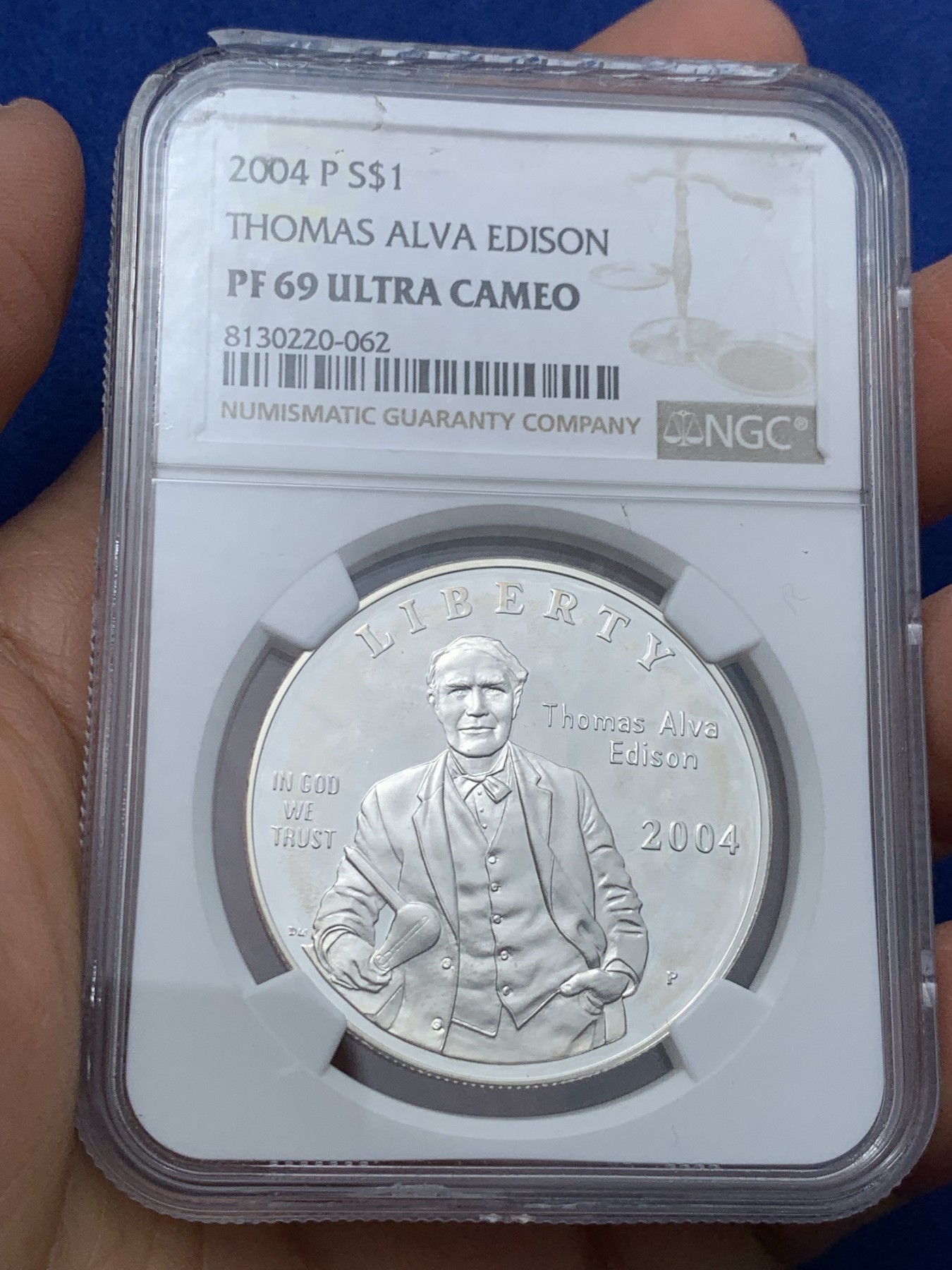 《竞宝斋》第242场-周日，周一 新年开场 (全场包邮) NGC PF69UC 美国2004年P版爱迪生1美元精制大银币 盒子上沿有损 币完好