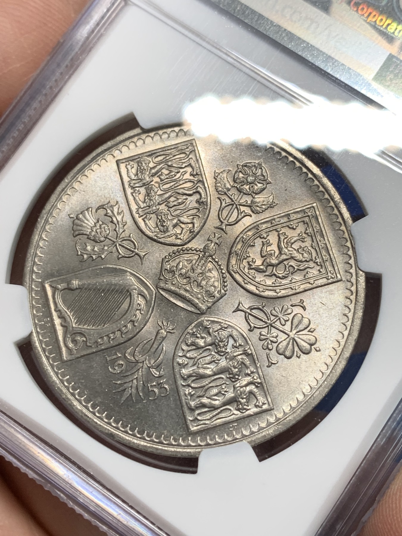 《竞宝斋》第242场-周日，周一 新年开场 (全场包邮) NGC-MS64 英国1953年伊丽莎白二世纪念克朗币 登基纪念首枚女皇克朗纪念币 淡彩包浆 转光好 造型精美