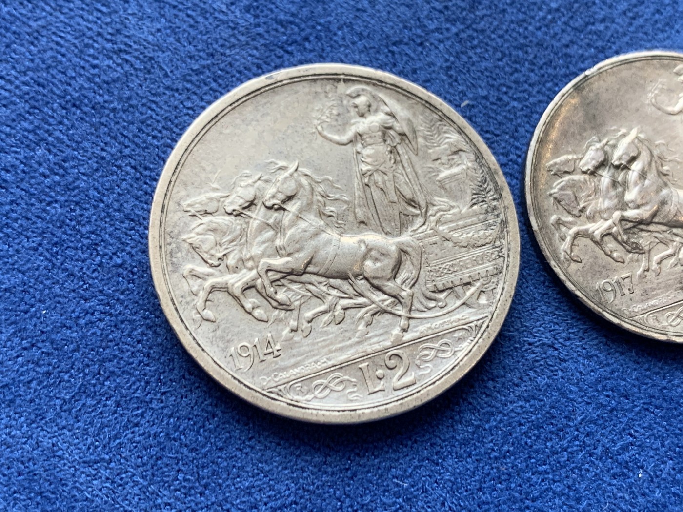 《竞宝斋》第242场-周日，周一 新年开场 (全场包邮) 两枚一组 意大利1917年1里拉+1914年2里拉马车银币 原味品
