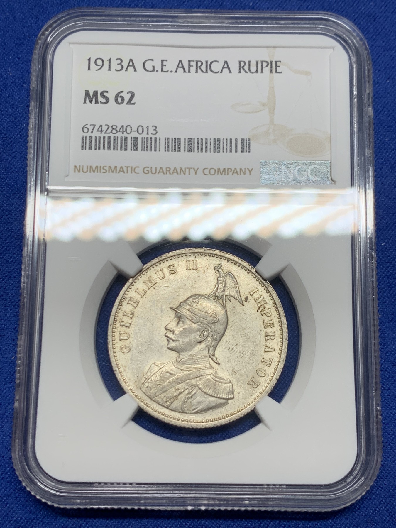 《竞宝斋》第242场-周日，周一 新年开场 (全场包邮) NGC-MS62 德属东非 1913A 1卢比银币 币面转光 这个版本能上MS并且有分的也不多见 基本都有腐蚀或者环境污染