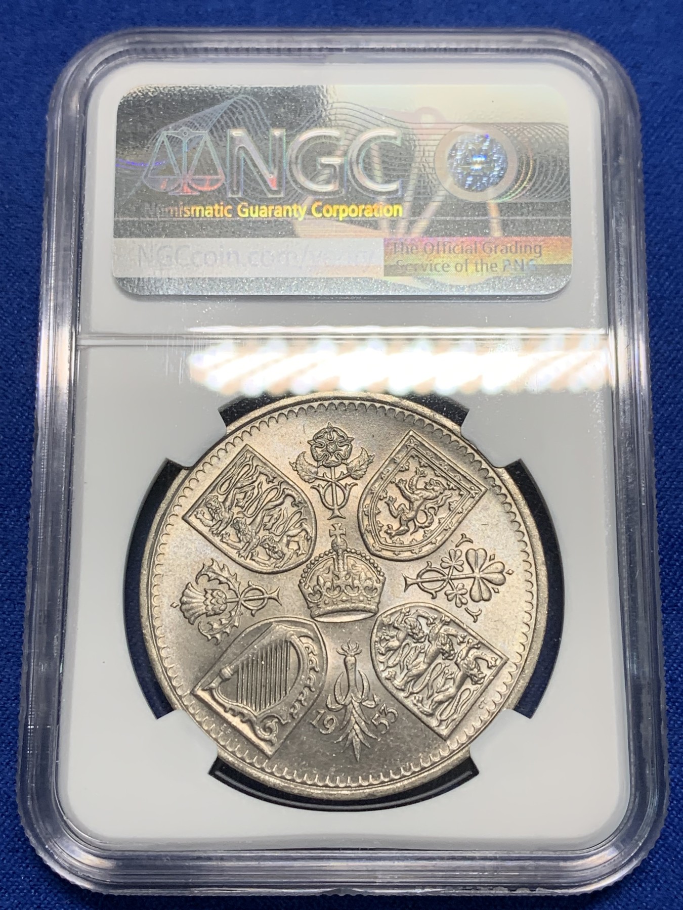 《竞宝斋》第242场-周日，周一 新年开场 (全场包邮) NGC-MS64 英国1953年伊丽莎白二世纪念克朗币 登基纪念首枚女皇克朗纪念币 淡彩包浆 转光好 造型精美