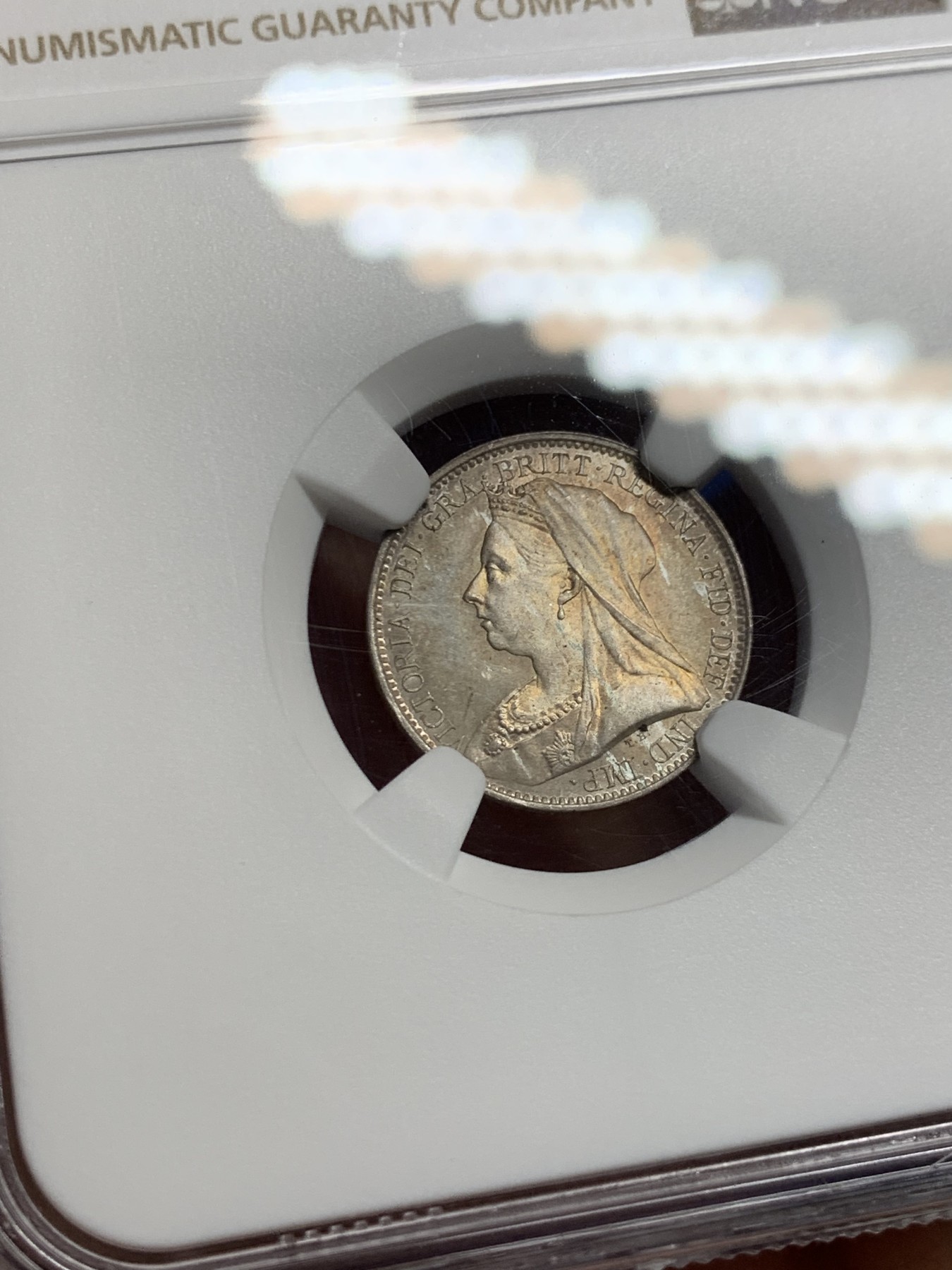 《竞宝斋》第242场-周日，周一 新年开场 (全场包邮) NGC MS64 英国1895年维多利亚批纱4便士灌足节银币