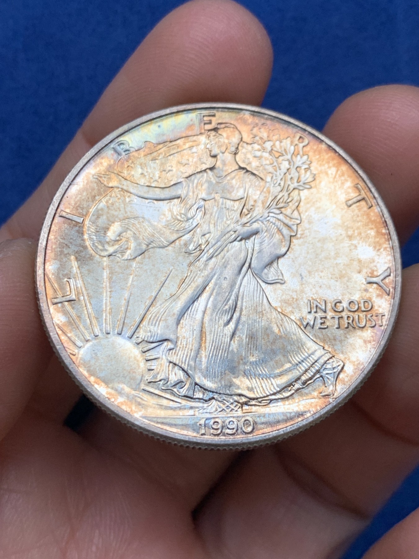 《竞宝斋》第242场-周日，周一 新年开场 (全场包邮) 美国1990年行走女神1盎司投资银币 金黄色氧化 非常漂亮