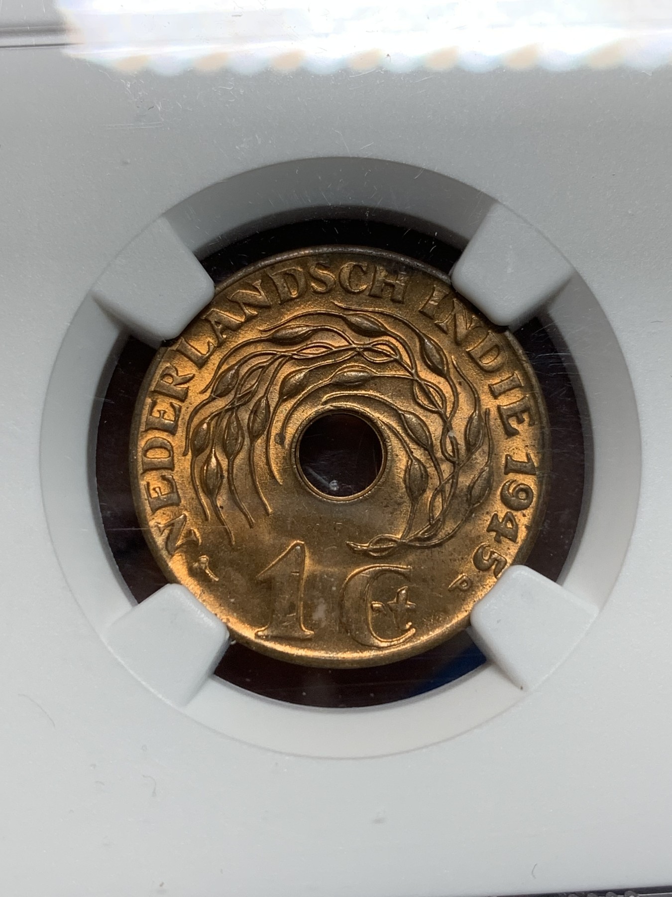 《竞宝斋》第242场-周日，周一 新年开场 (全场包邮) NGC MS64RB 荷属东印度群岛（今印尼）1945年中孔1分铜币 卷拆评级