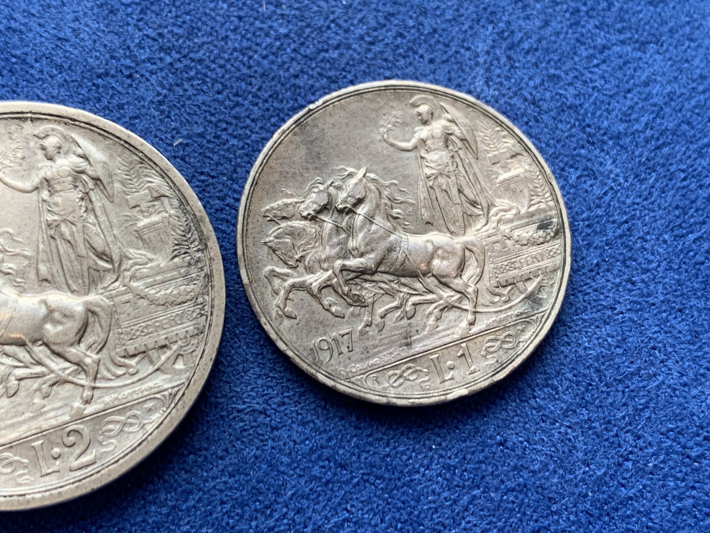 《竞宝斋》第242场-周日，周一 新年开场 (全场包邮) 两枚一组 意大利1917年1里拉+1914年2里拉马车银币 原味品