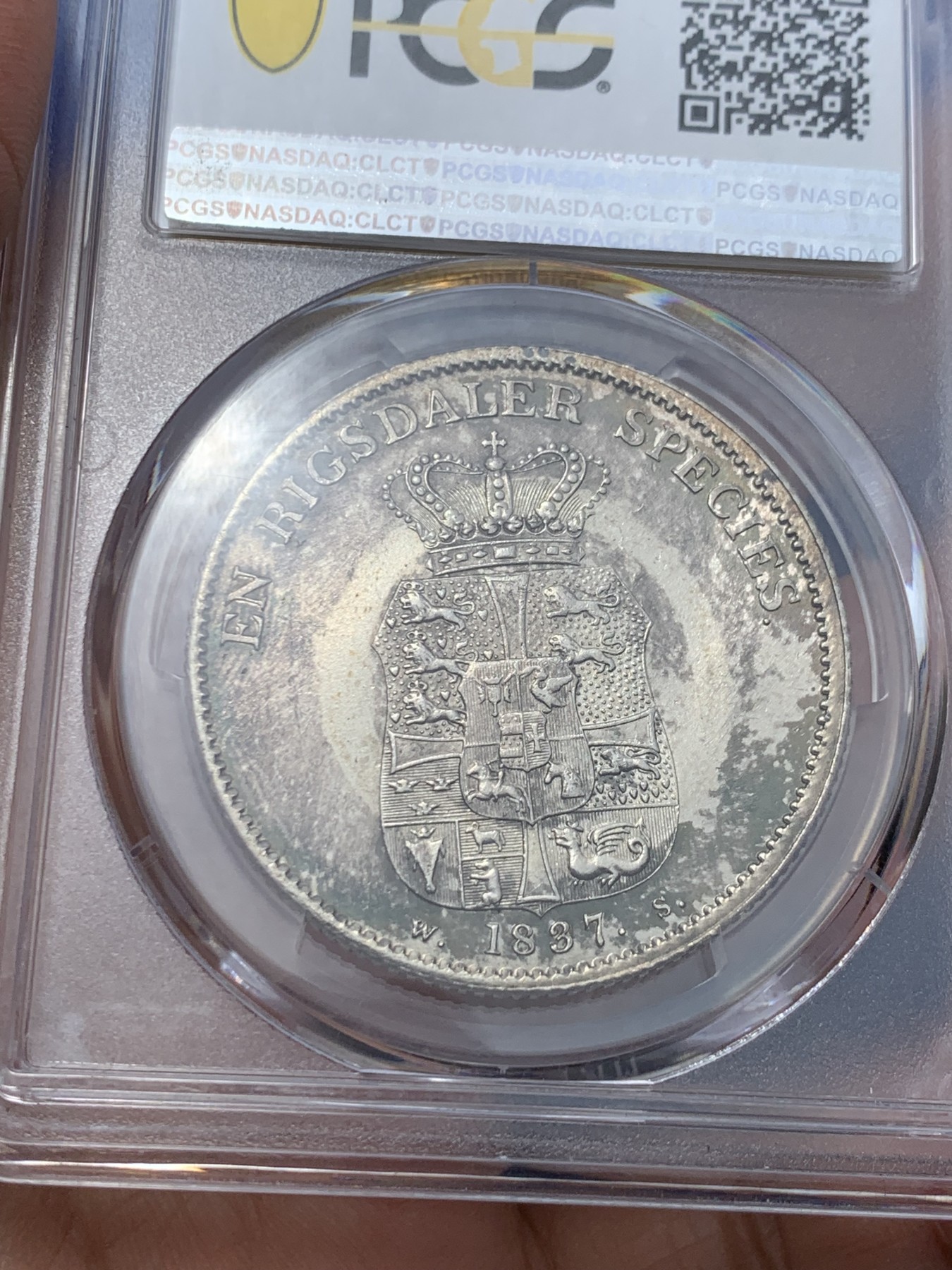 《竞宝斋》第242场-周日，周一 新年开场 (全场包邮) PCGS-MS64冠军分 丹麦1837年盾徽1达勒银币，BU状态，无敌原光，繁复精美的纹章，极其稀少的品种，第二名就只有58分了，一枚NGC-64分的1837年丹麦达勒银币在2020年欧拍落槌价为1500瑞士法郎，成本价约为15000人民币。