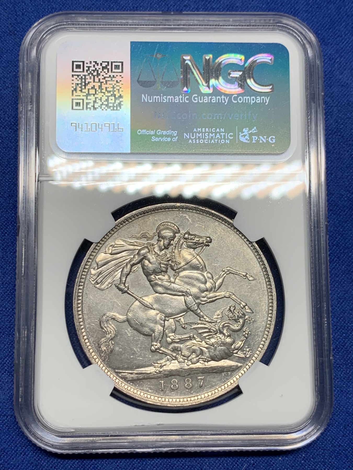 《竞宝斋》第242场-周日，周一 新年开场 (全场包邮) NGC MS61 1887年英国维多利亚克朗 高冠马剑银币 香槟色淡彩 双面都有类镜面效果 背面有水波纹般质感