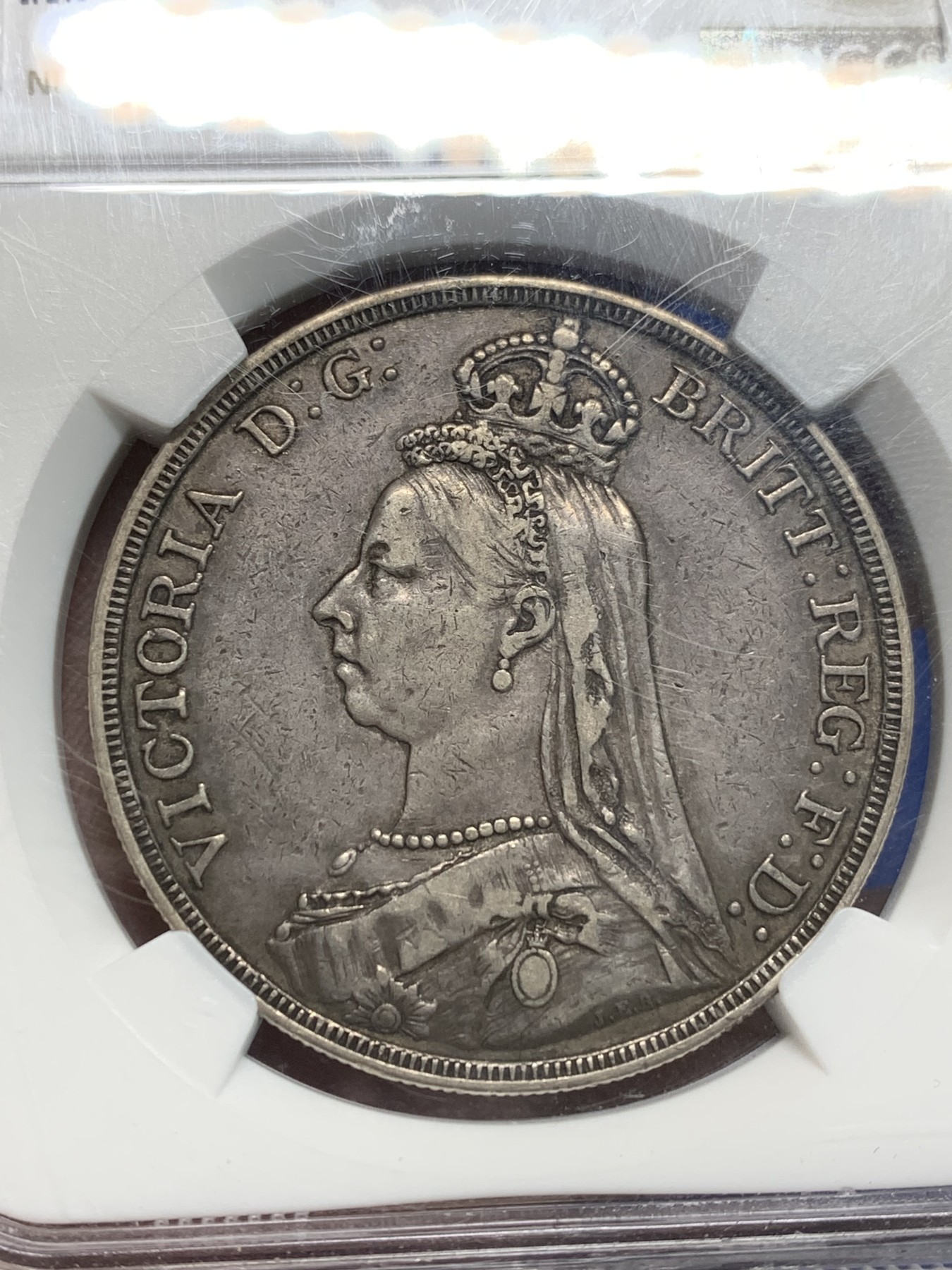 《竞宝斋》第242场-周日，周一 新年开场 (全场包邮) NGC XF45 1887年英国维多利亚高冠马剑克朗银币 原味老包浆