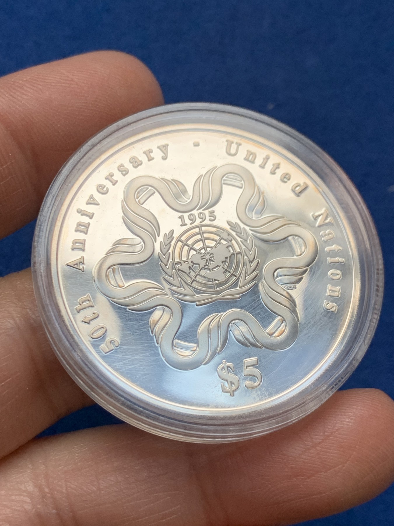 《竞宝斋》第242场-周日，周一 新年开场 (全场包邮) 新加坡1995年联合国五十周年纪念精制银币 原盒证少见