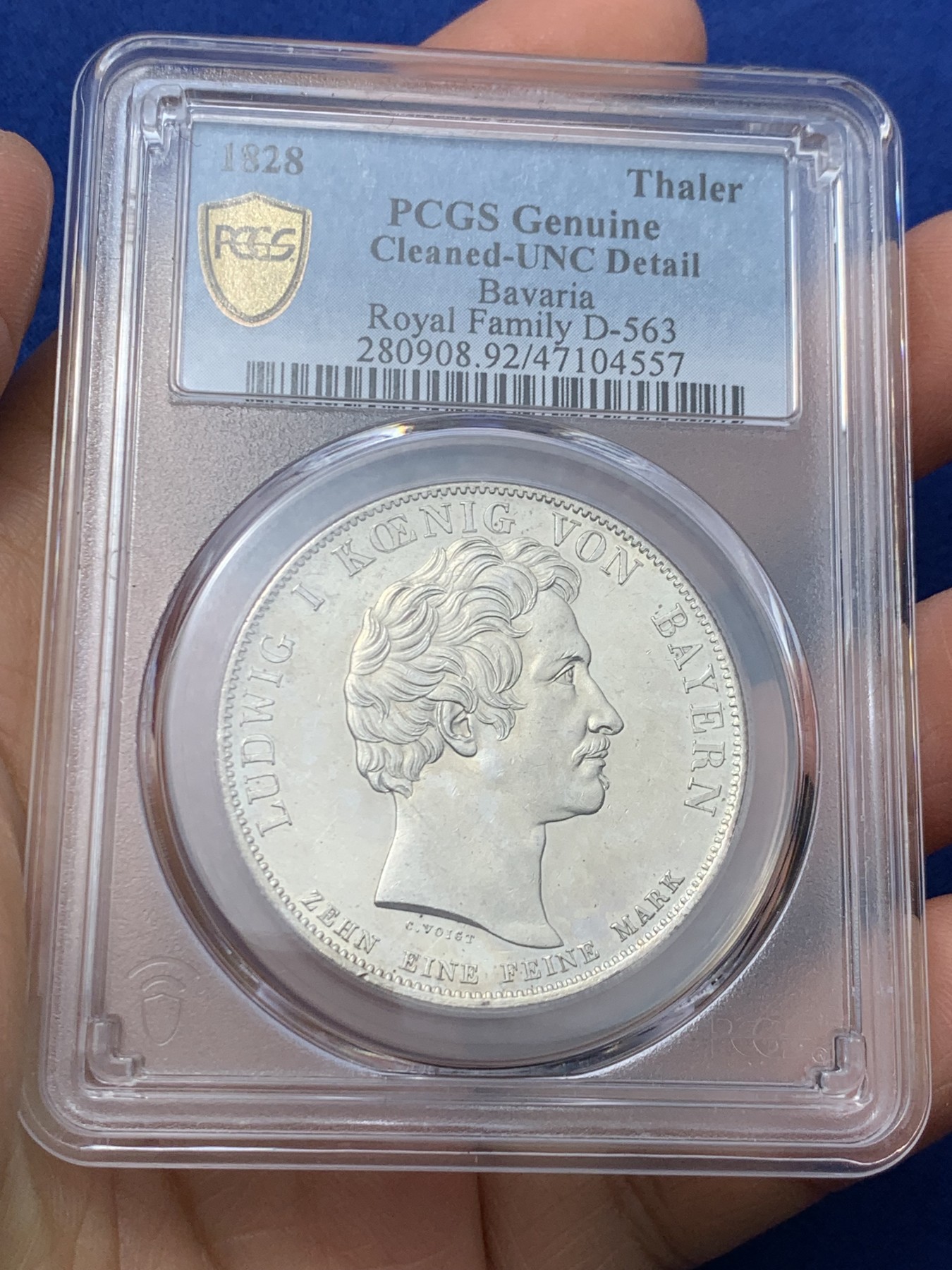 《竞宝斋》第242场-周日，周一 新年开场 (全场包邮) PCGS UNC 德国 巴伐利亚1828年祝福王室历史协定泰勒银币，直径38mm，重28.06g，纯度83.3%。背面中央为王后特蕾莎头像，其左侧为四位王子头像，右侧为四位公主头像。细节清晰状态很不错。