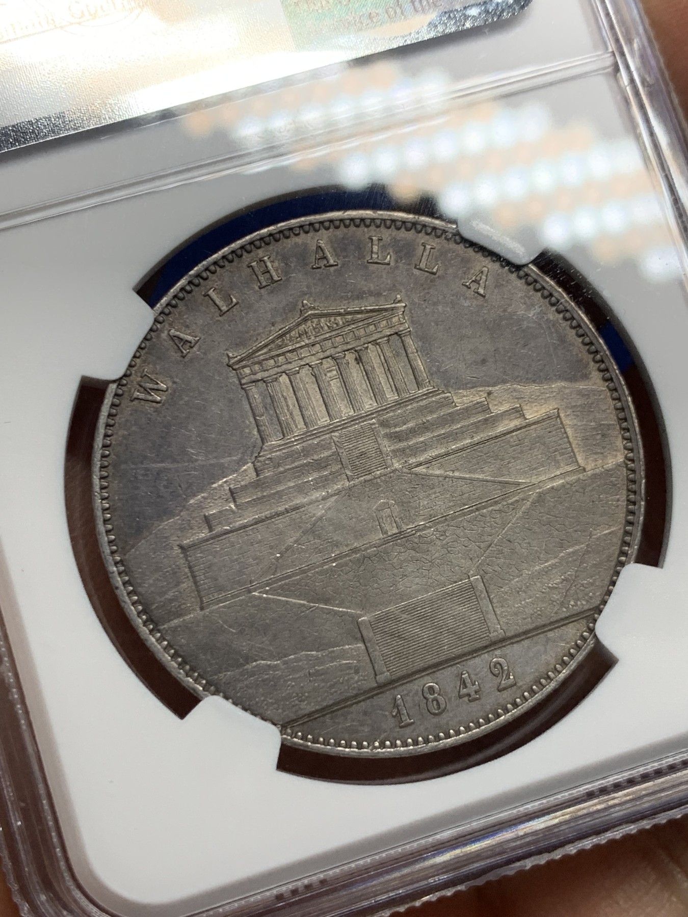 《竞宝斋》第242场-周日，周一 新年开场 (全场包邮) NGC-UNC 德国 巴伐利亚1842年瓦尔哈拉英灵神殿历史2泰勒大银币，直径38mm，重37.12g，纯度90%。除了正面10点位置有撞击痕外，其余部位，路德维希一世像，及反面神殿像完整，无清洗，原味酱彩，包浆自然。