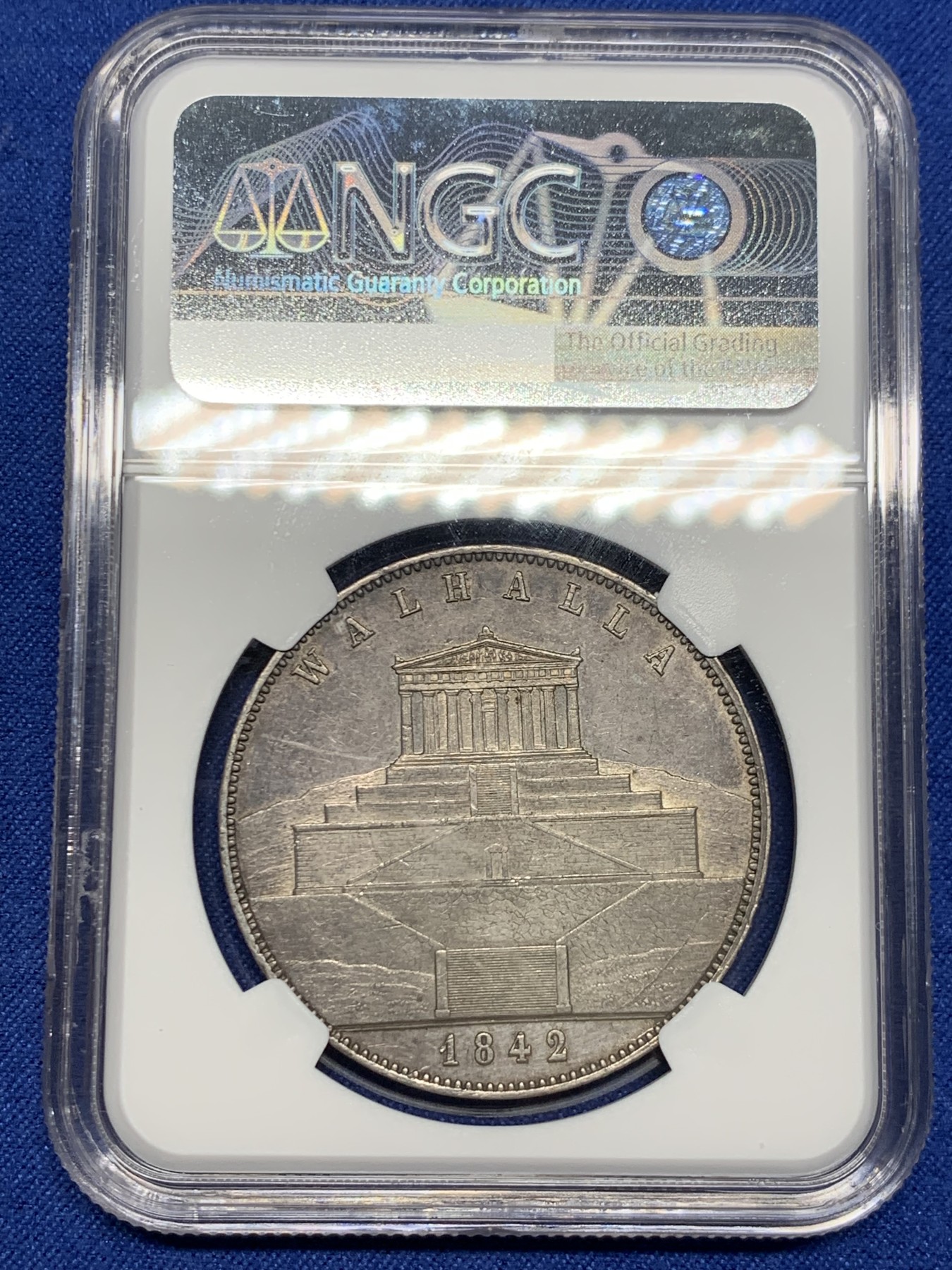 《竞宝斋》第242场-周日，周一 新年开场 (全场包邮) NGC-UNC 德国 巴伐利亚1842年瓦尔哈拉英灵神殿历史2泰勒大银币，直径38mm，重37.12g，纯度90%。除了正面10点位置有撞击痕外，其余部位，路德维希一世像，及反面神殿像完整，无清洗，原味酱彩，包浆自然。