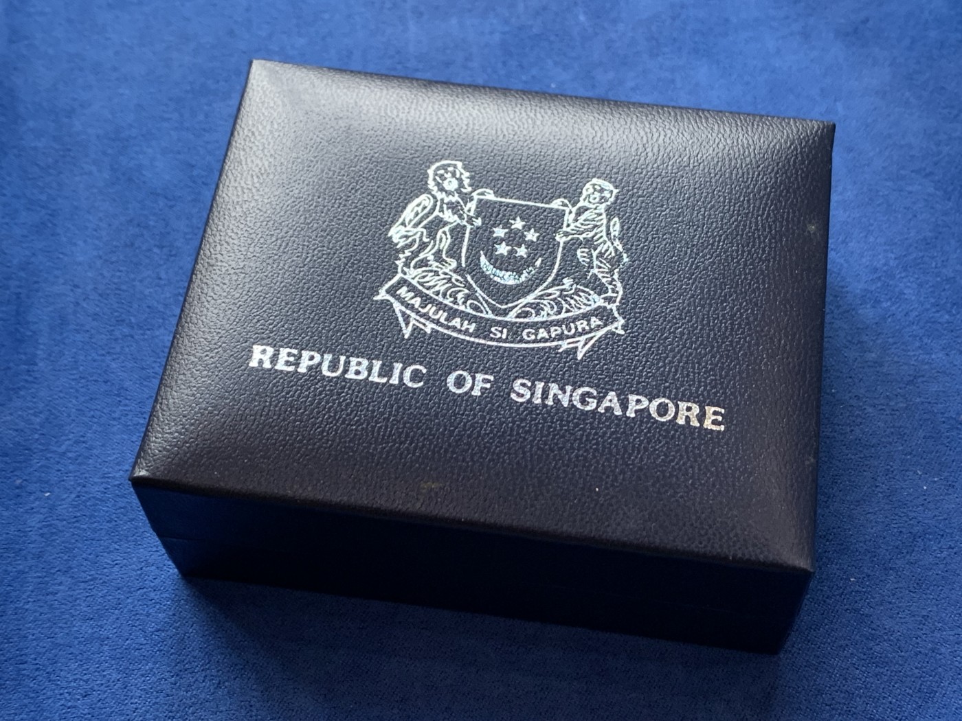 《竞宝斋》第242场-周日，周一 新年开场 (全场包邮) 新加坡1995年联合国五十周年纪念精制银币 原盒证少见