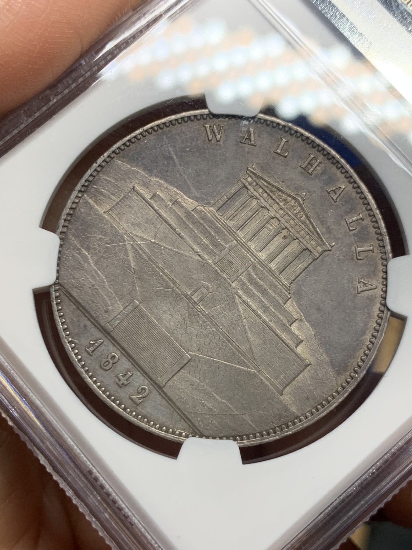 《竞宝斋》第242场-周日，周一 新年开场 (全场包邮) NGC-UNC 德国 巴伐利亚1842年瓦尔哈拉英灵神殿历史2泰勒大银币，直径38mm，重37.12g，纯度90%。除了正面10点位置有撞击痕外，其余部位，路德维希一世像，及反面神殿像完整，无清洗，原味酱彩，包浆自然。