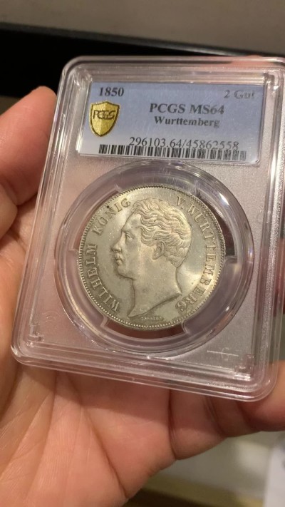《竞宝斋》第242场-周日，周一 新年开场 (全场包邮) PCGS-MS64亚军分 德国 符腾堡1850年狮鹿2盾银币，设计精美，边齿特别。BU状态，淡彩金光，完整锐利的细节，干净极佳的底板，宝石般的光芒，流通充分高分较少。HA一枚ngc62分的狮鹿两盾在2022年成交价为780美元。