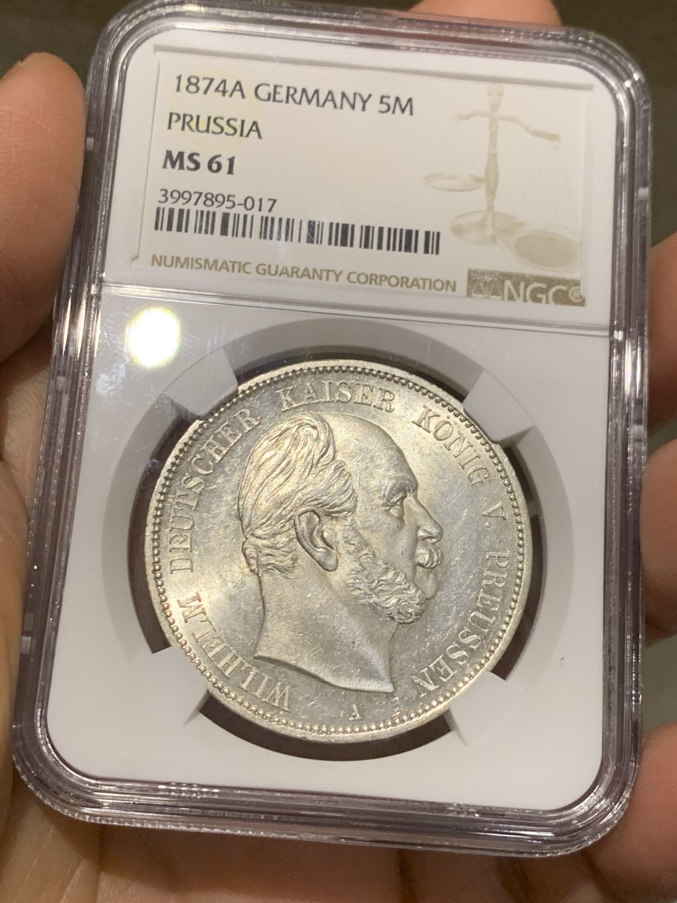 《竞宝斋》第242场-周日，周一 新年开场 (全场包邮) NGC MS61 德国1874年首年普鲁士威廉一世短翅5马克银币 曝光车轮转光流通马克中的经典威一短翅好品极难 感觉低评