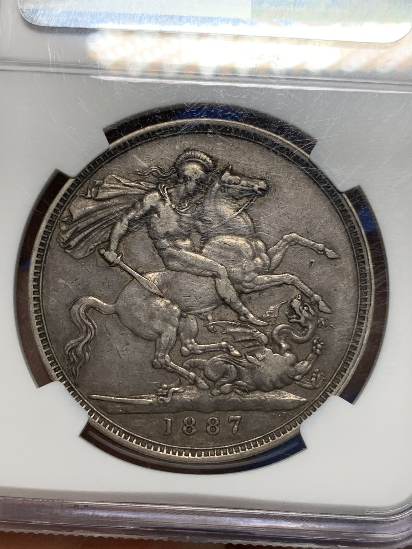 《竞宝斋》第242场-周日，周一 新年开场 (全场包邮) NGC XF45 1887年英国维多利亚高冠马剑克朗银币 原味老包浆