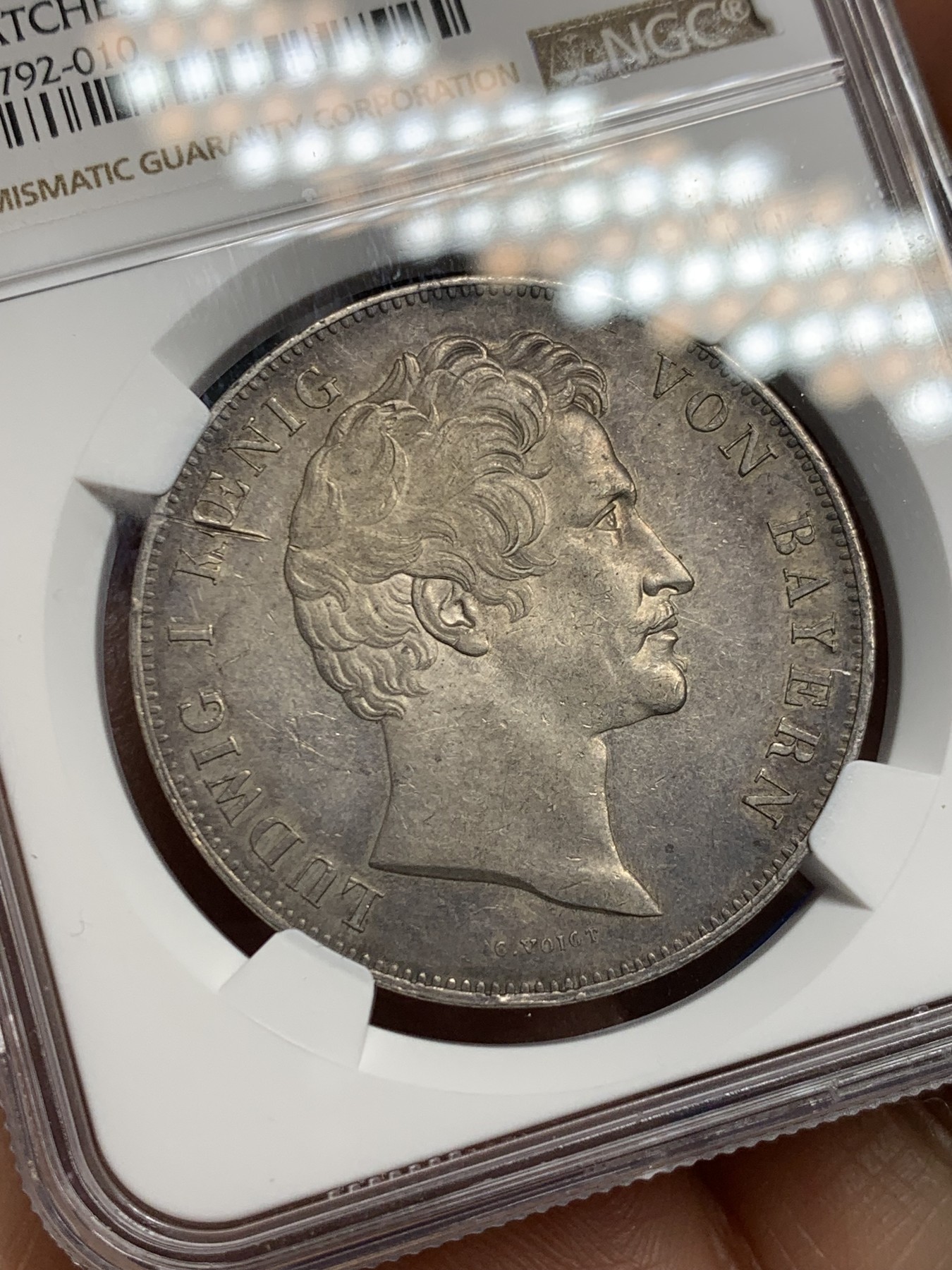 《竞宝斋》第242场-周日，周一 新年开场 (全场包邮) NGC-UNC 德国 巴伐利亚1842年瓦尔哈拉英灵神殿历史2泰勒大银币，直径38mm，重37.12g，纯度90%。除了正面10点位置有撞击痕外，其余部位，路德维希一世像，及反面神殿像完整，无清洗，原味酱彩，包浆自然。