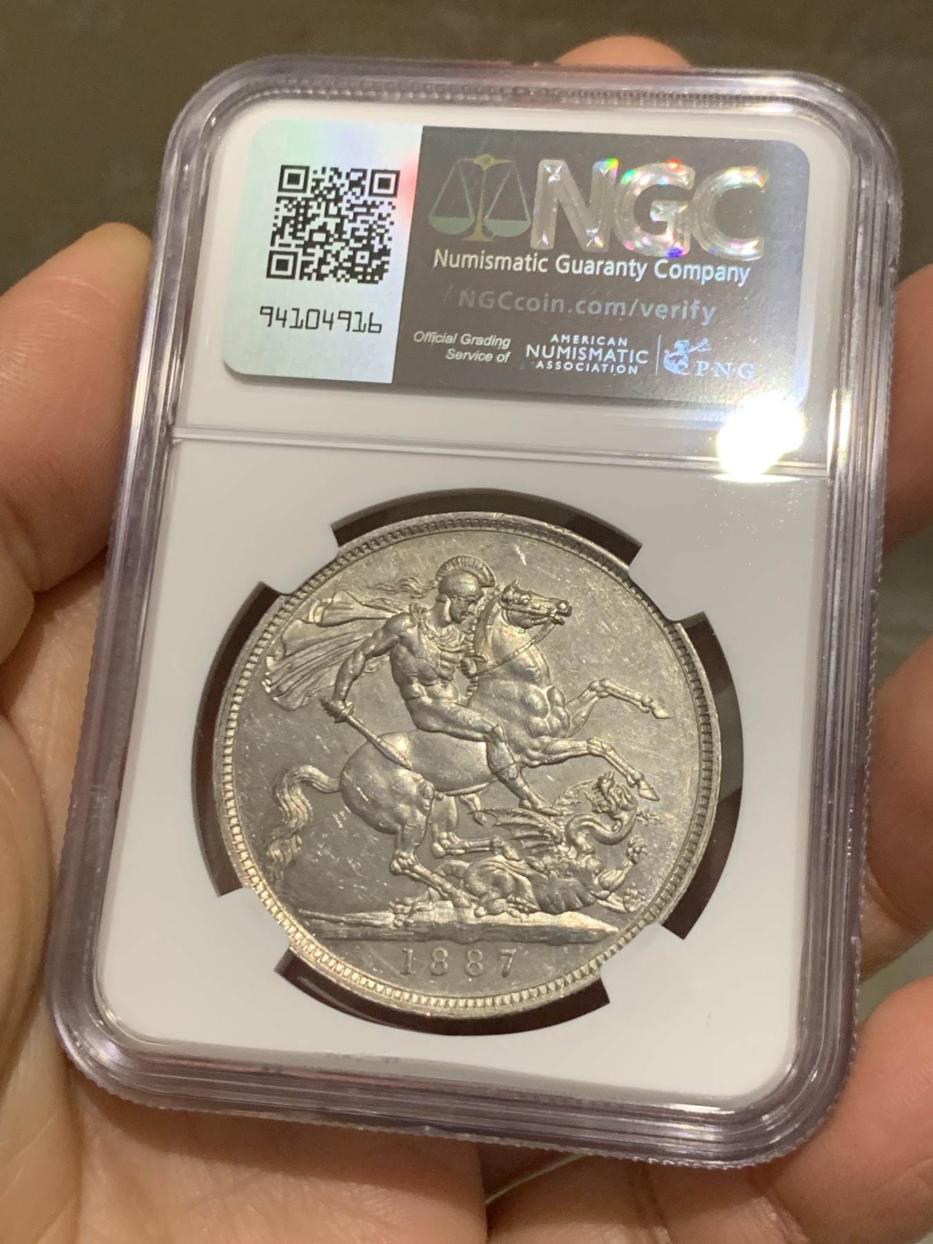 《竞宝斋》第242场-周日，周一 新年开场 (全场包邮) NGC MS61 1887年英国维多利亚克朗 高冠马剑银币 香槟色淡彩 双面都有类镜面效果 背面有水波纹般质感