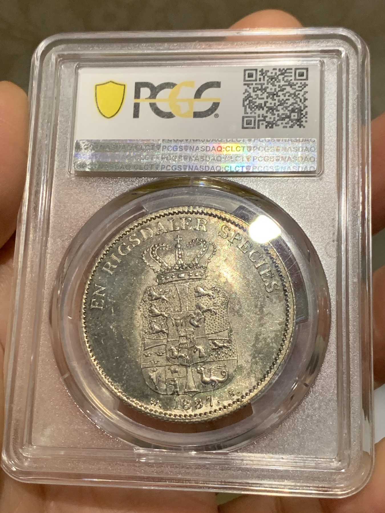 《竞宝斋》第242场-周日，周一 新年开场 (全场包邮) PCGS-MS64冠军分 丹麦1837年盾徽1达勒银币，BU状态，无敌原光，繁复精美的纹章，极其稀少的品种，第二名就只有58分了，一枚NGC-64分的1837年丹麦达勒银币在2020年欧拍落槌价为1500瑞士法郎，成本价约为15000人民币。