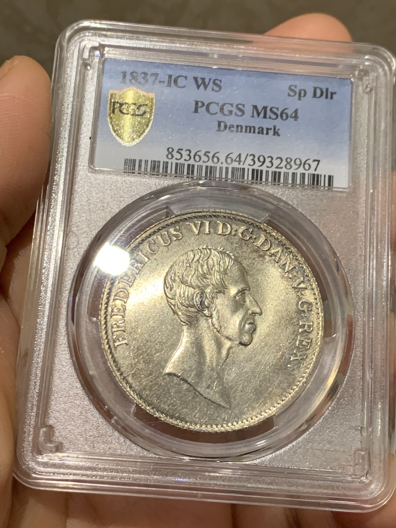 《竞宝斋》第242场-周日，周一 新年开场 (全场包邮) PCGS-MS64冠军分 丹麦1837年盾徽1达勒银币，BU状态，无敌原光，繁复精美的纹章，极其稀少的品种，第二名就只有58分了，一枚NGC-64分的1837年丹麦达勒银币在2020年欧拍落槌价为1500瑞士法郎，成本价约为15000人民币。