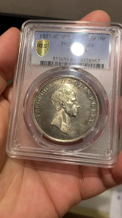 《竞宝斋》第242场-周日，周一 新年开场 (全场包邮) PCGS-MS64冠军分 丹麦1837年盾徽1达勒银币，BU状态，无敌原光，繁复精美的纹章，极其稀少的品种，第二名就只有58分了，一枚NGC-64分的1837年丹麦达勒银币在2020年欧拍落槌价为1500瑞士法郎，成本价约为15000人民币。
