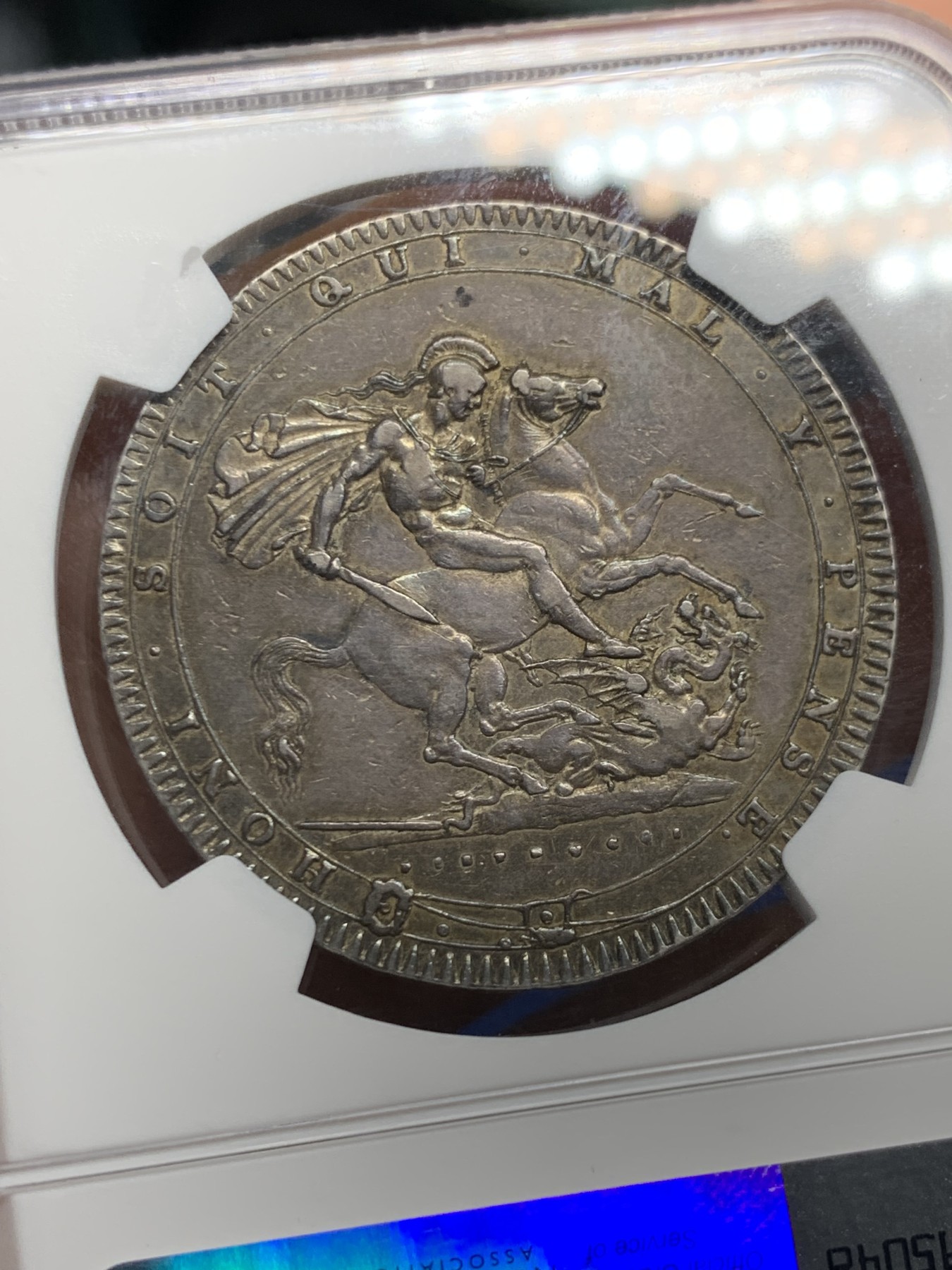 《竞宝斋》第242场-周日，周一 新年开场 (全场包邮) NGC AU50 1820年英国乔三马剑克朗银币 醇厚的英伦黑色包浆 细节好，明显低评