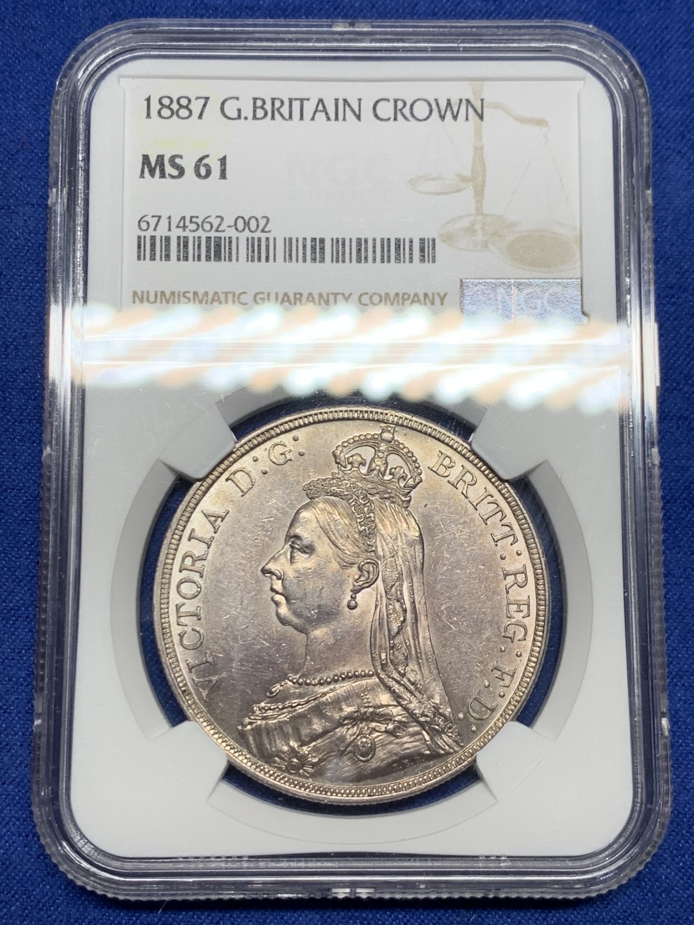 《竞宝斋》第242场-周日，周一 新年开场 (全场包邮) NGC MS61 1887年英国维多利亚克朗 高冠马剑银币 香槟色淡彩 双面都有类镜面效果 背面有水波纹般质感