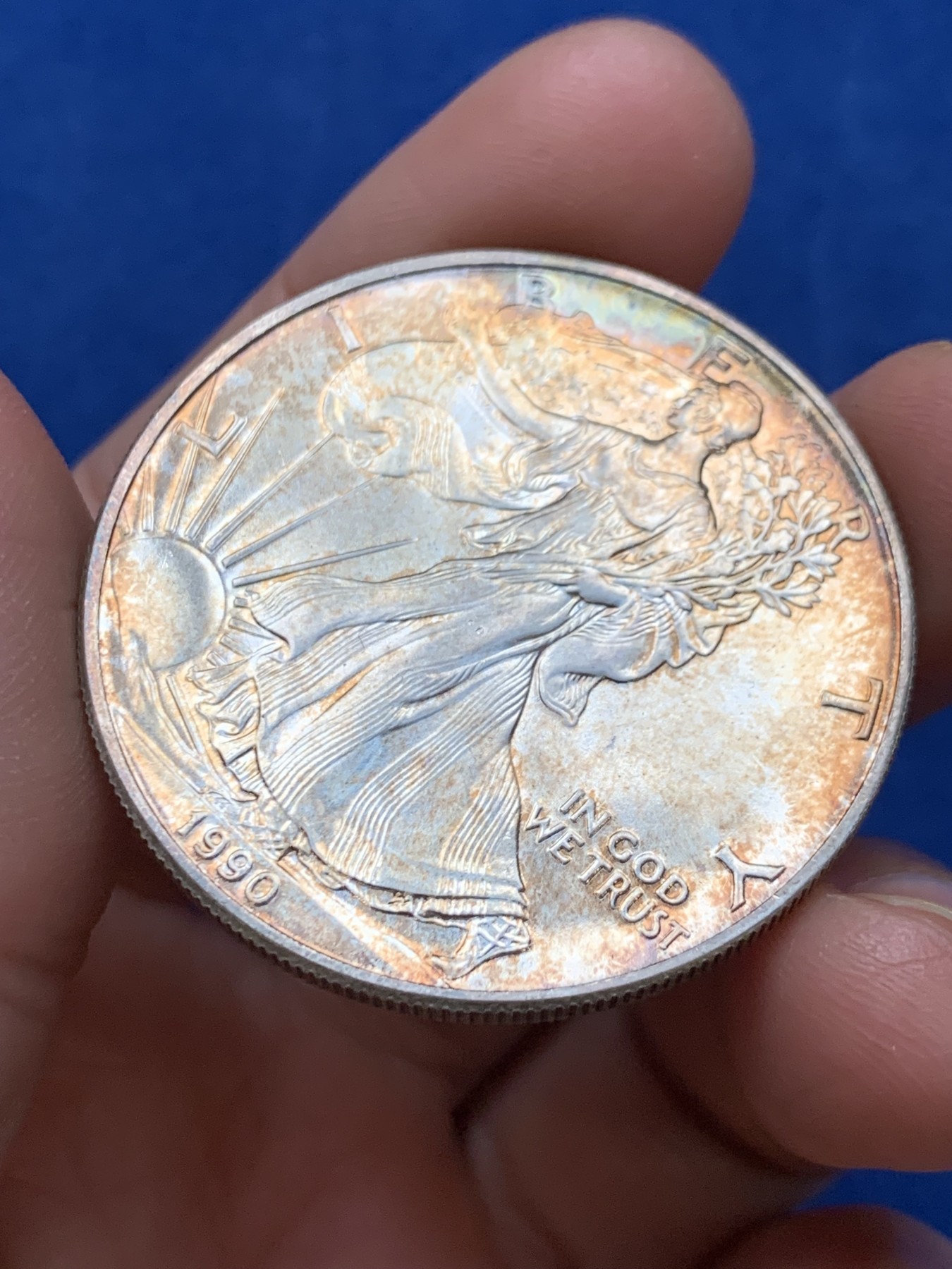 《竞宝斋》第242场-周日，周一 新年开场 (全场包邮) 美国1990年行走女神1盎司投资银币 金黄色氧化 非常漂亮