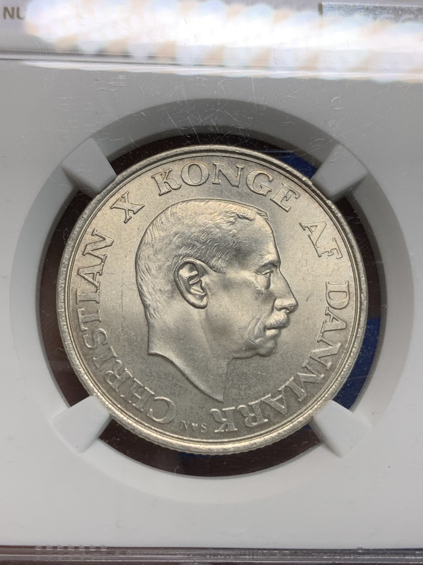 《竞宝斋》第242场-周日，周一 新年开场 (全场包邮) NGC MS64 丹麦1945年克里斯蒂安十世国王75大寿纪念2克朗银币