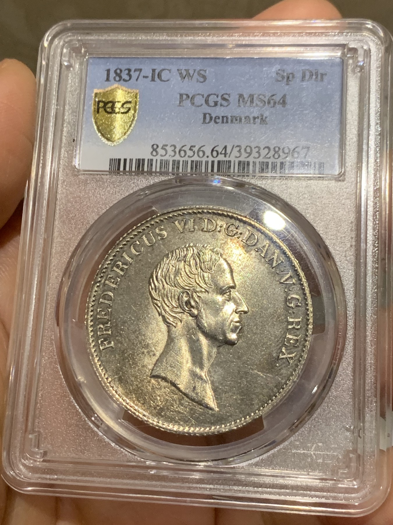 《竞宝斋》第242场-周日，周一 新年开场 (全场包邮) PCGS-MS64冠军分 丹麦1837年盾徽1达勒银币，BU状态，无敌原光，繁复精美的纹章，极其稀少的品种，第二名就只有58分了，一枚NGC-64分的1837年丹麦达勒银币在2020年欧拍落槌价为1500瑞士法郎，成本价约为15000人民币。