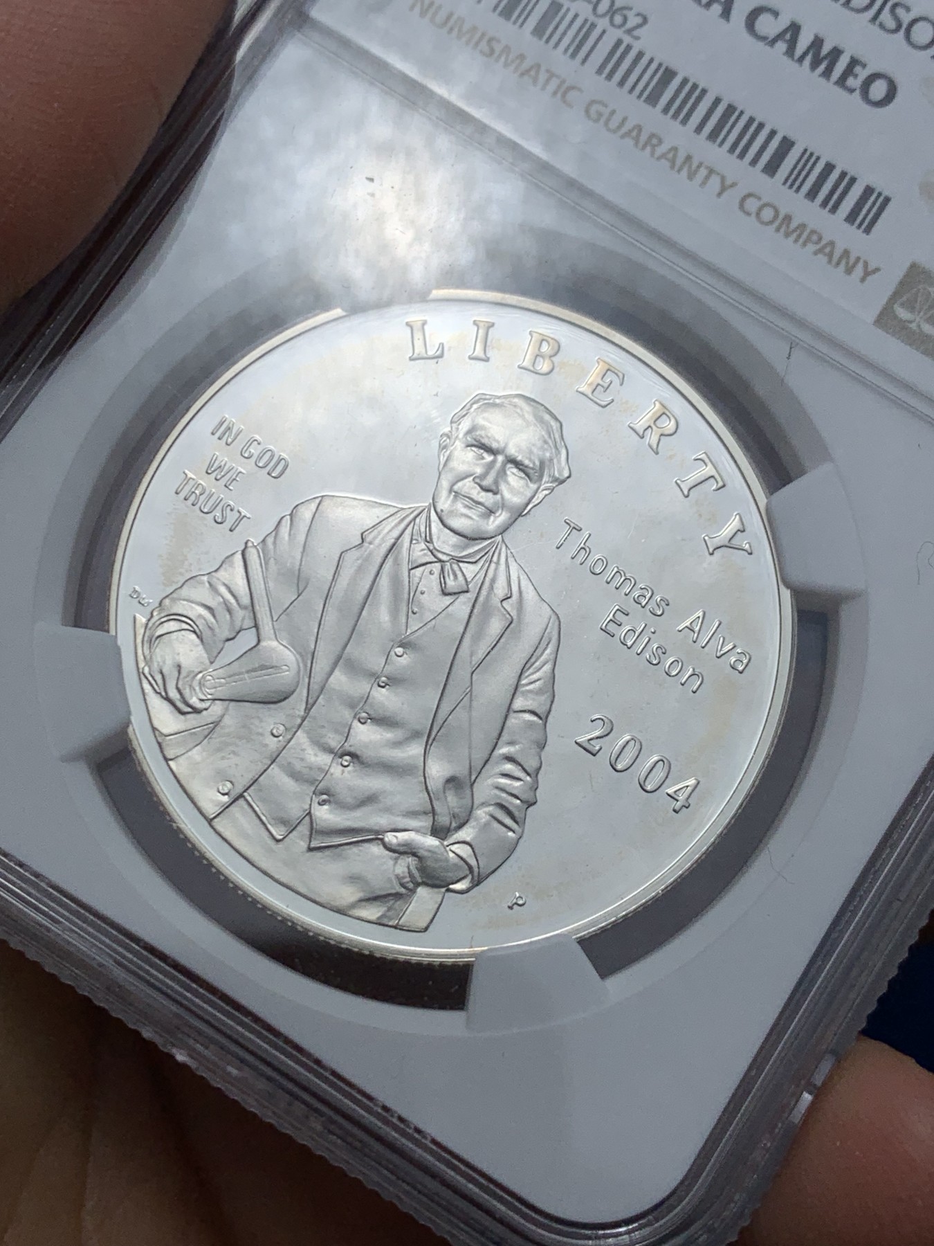 《竞宝斋》第242场-周日，周一 新年开场 (全场包邮) NGC PF69UC 美国2004年P版爱迪生1美元精制大银币 盒子上沿有损 币完好