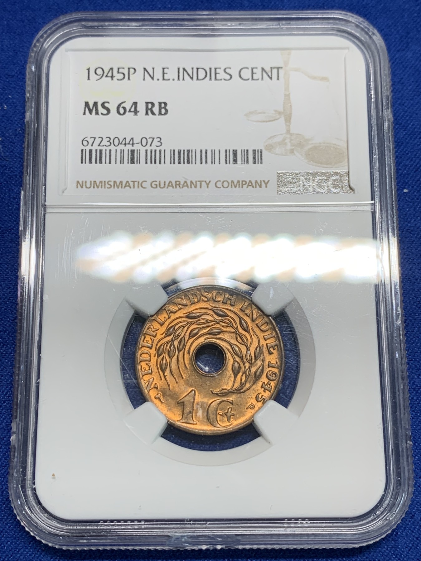 《竞宝斋》第242场-周日，周一 新年开场 (全场包邮) NGC MS64RB 荷属东印度群岛（今印尼）1945年中孔1分铜币 卷拆评级