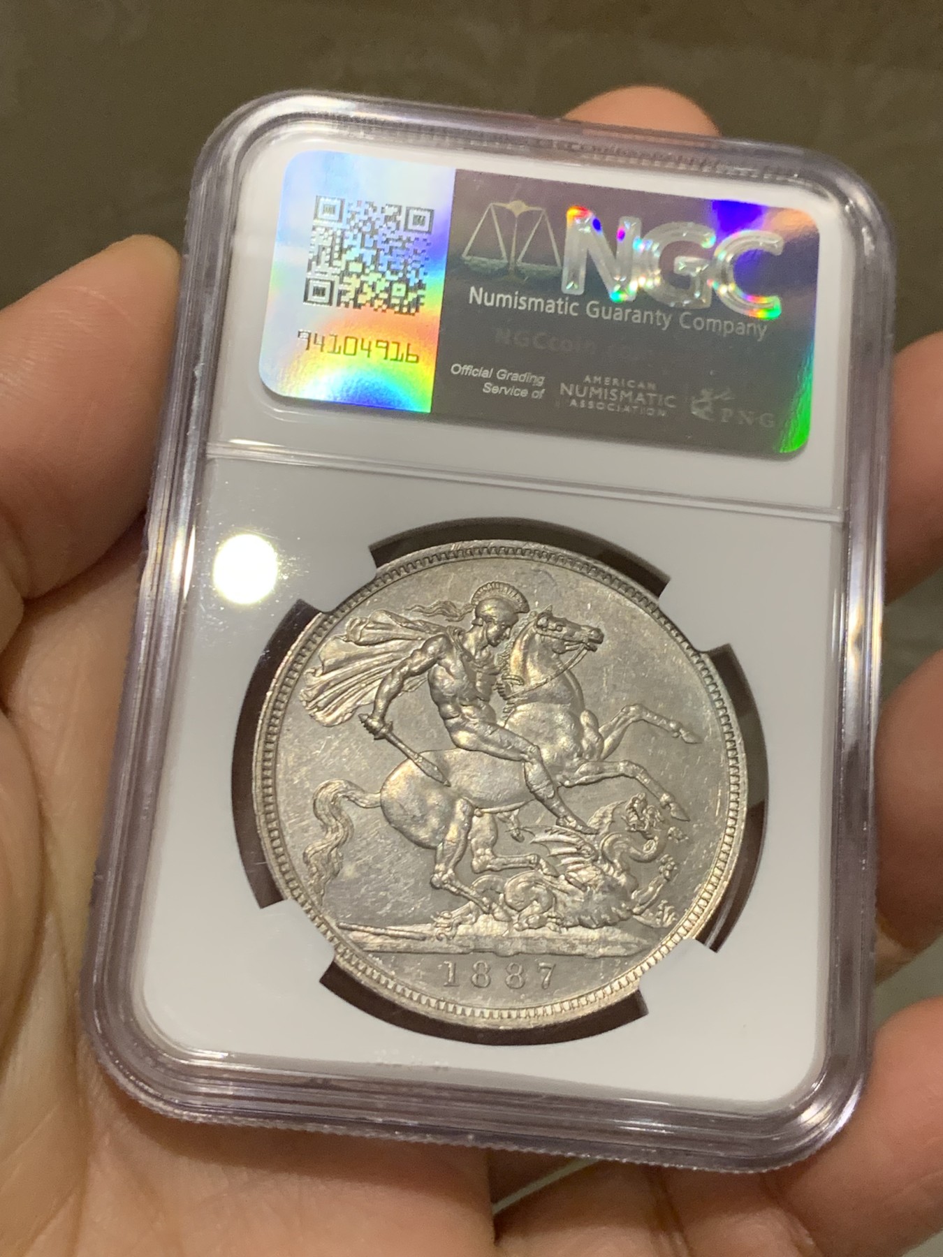 《竞宝斋》第242场-周日，周一 新年开场 (全场包邮) NGC MS61 1887年英国维多利亚克朗 高冠马剑银币 香槟色淡彩 双面都有类镜面效果 背面有水波纹般质感