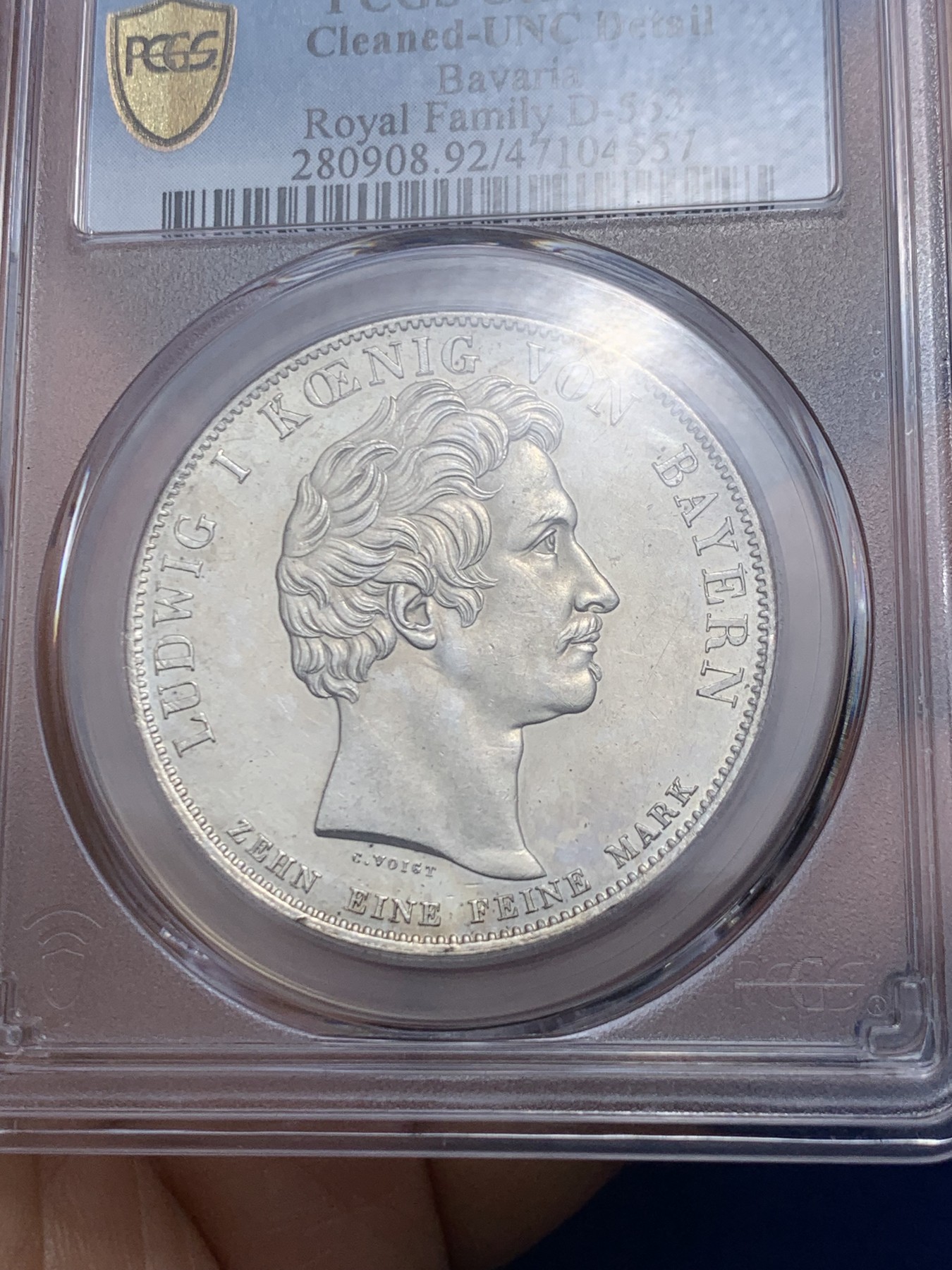 《竞宝斋》第242场-周日，周一 新年开场 (全场包邮) PCGS UNC 德国 巴伐利亚1828年祝福王室历史协定泰勒银币，直径38mm，重28.06g，纯度83.3%。背面中央为王后特蕾莎头像，其左侧为四位王子头像，右侧为四位公主头像。细节清晰状态很不错。