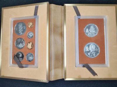 巴斯克收藏第235期 套币，原盒，卡册专场 3月 12/13/14 号三场连拍 全场包邮 - 库克群岛 伊丽莎白二世 1974年精制套币封装 9枚含银币2枚