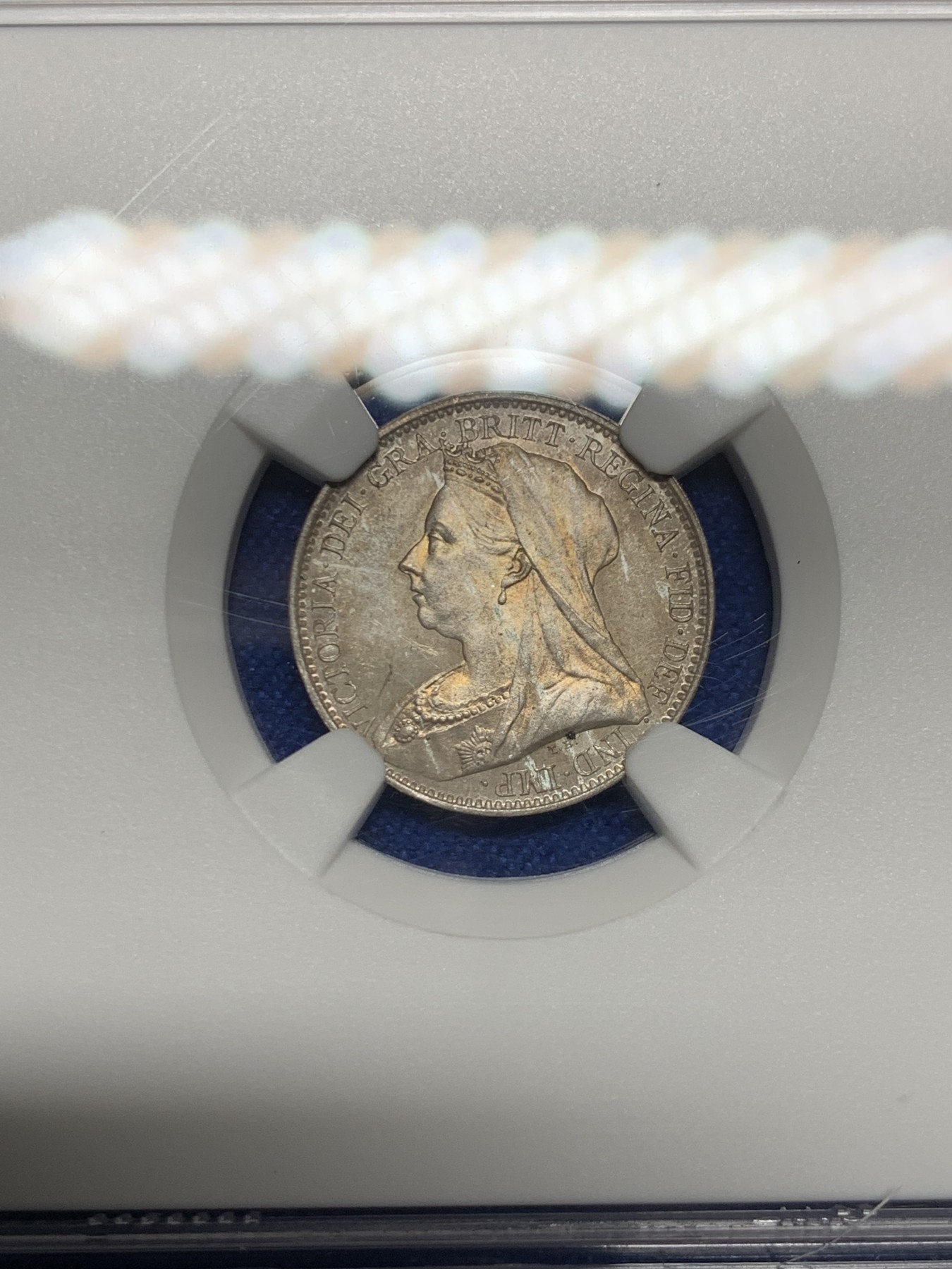 《竞宝斋》第242场-周日，周一 新年开场 (全场包邮) NGC MS64 英国1895年维多利亚批纱4便士灌足节银币