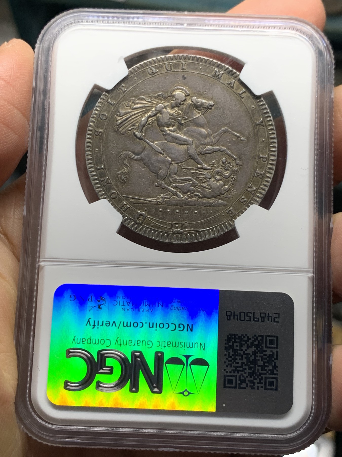 《竞宝斋》第242场-周日，周一 新年开场 (全场包邮) NGC AU50 1820年英国乔三马剑克朗银币 醇厚的英伦黑色包浆 细节好，明显低评