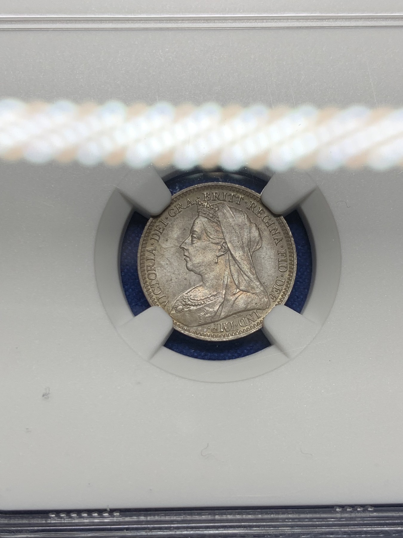 《竞宝斋》第242场-周日，周一 新年开场 (全场包邮) NGC MS64 英国1895年维多利亚批纱3便士灌足节银币