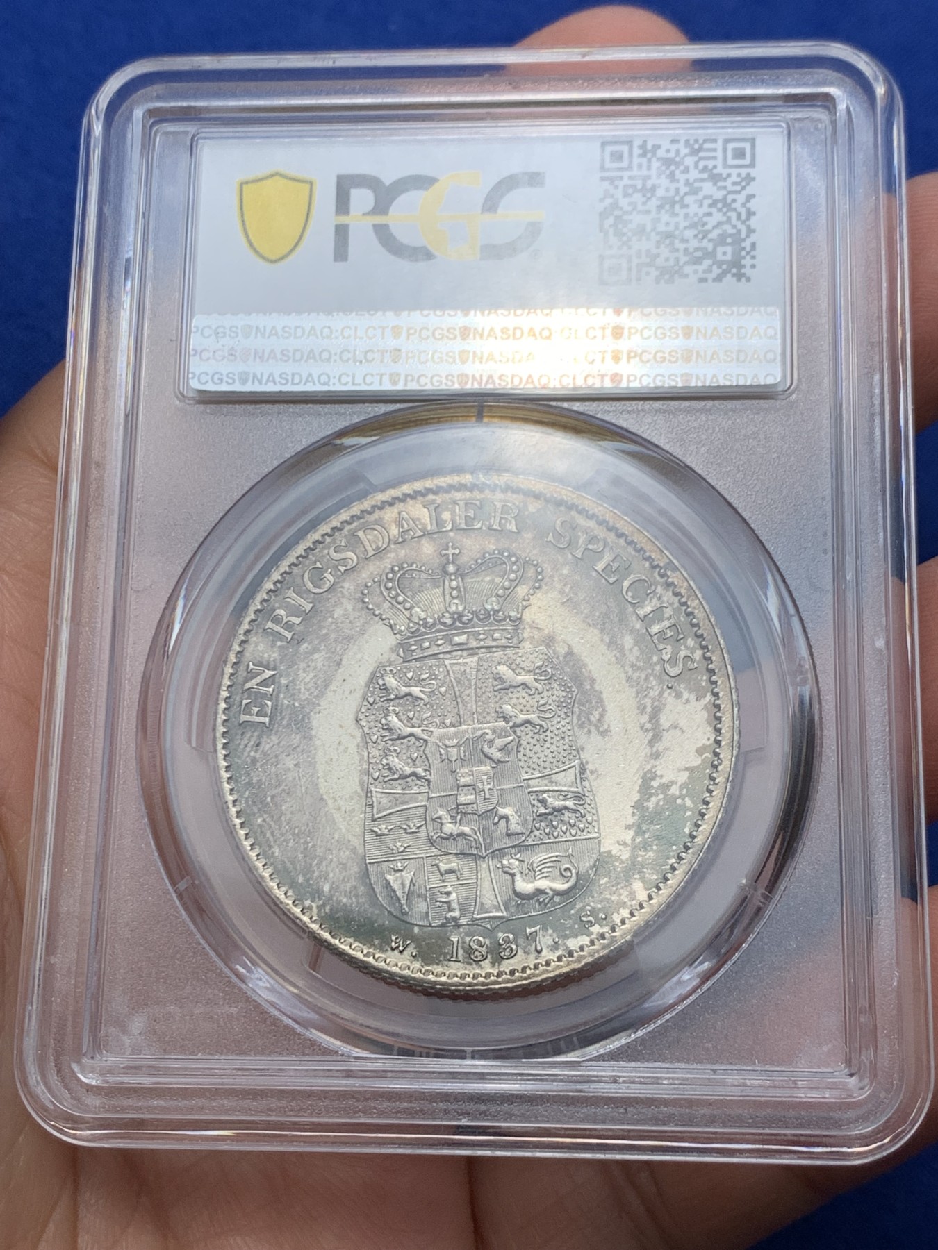 《竞宝斋》第242场-周日，周一 新年开场 (全场包邮) PCGS-MS64冠军分 丹麦1837年盾徽1达勒银币，BU状态，无敌原光，繁复精美的纹章，极其稀少的品种，第二名就只有58分了，一枚NGC-64分的1837年丹麦达勒银币在2020年欧拍落槌价为1500瑞士法郎，成本价约为15000人民币。