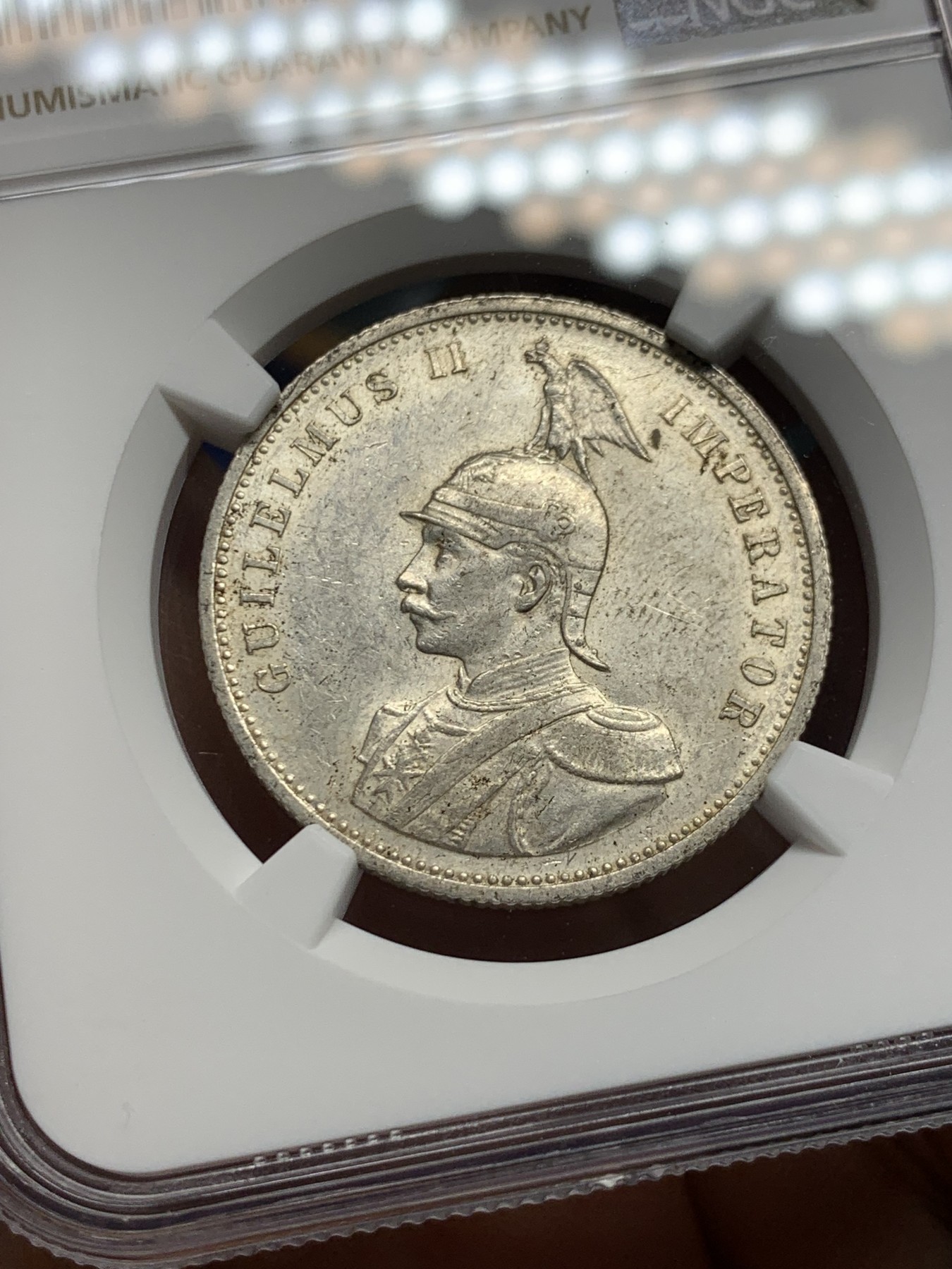 《竞宝斋》第242场-周日，周一 新年开场 (全场包邮) NGC-MS62 德属东非 1913A 1卢比银币 币面转光 这个版本能上MS并且有分的也不多见 基本都有腐蚀或者环境污染