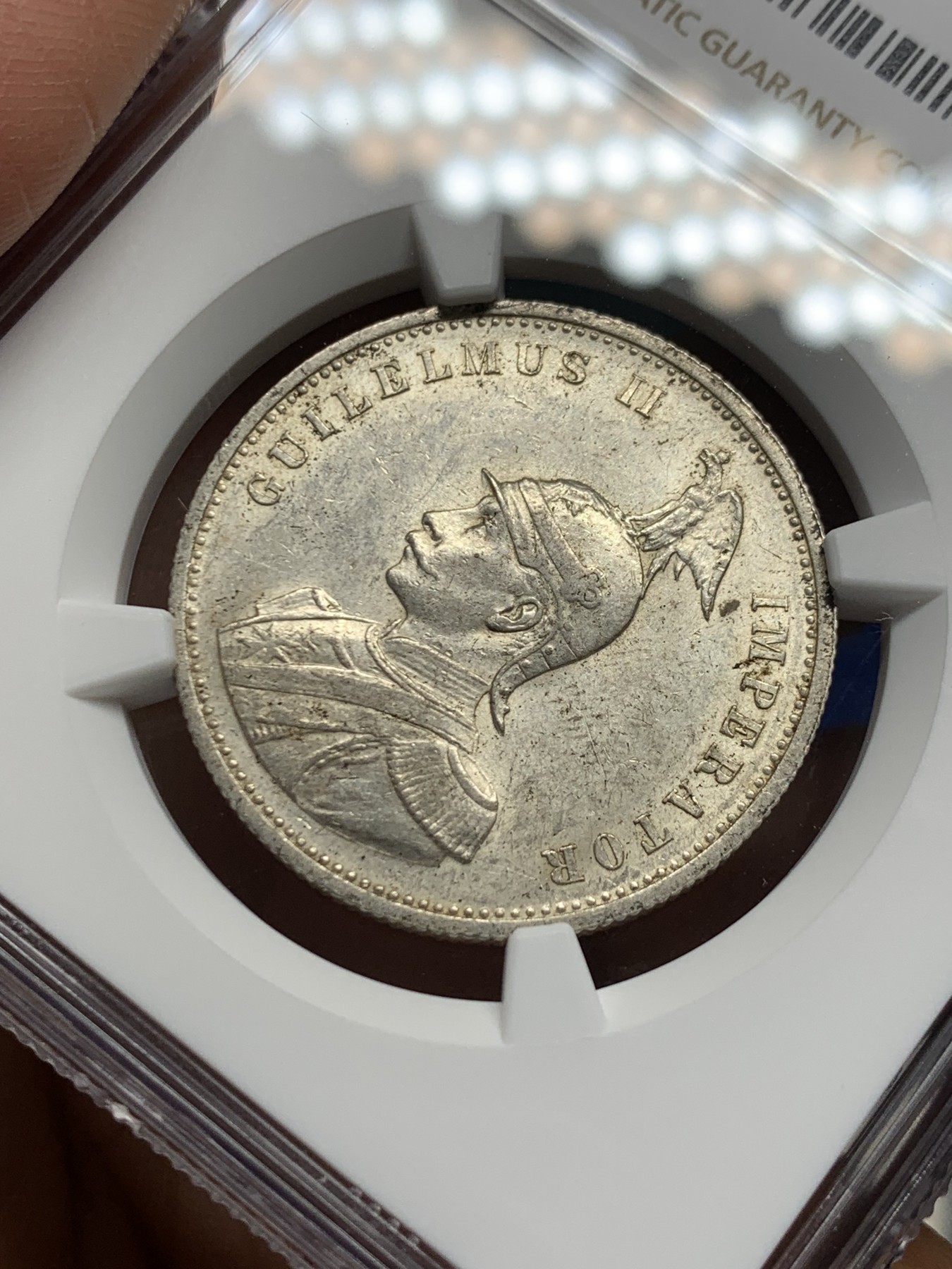 《竞宝斋》第242场-周日，周一 新年开场 (全场包邮) NGC-MS62 德属东非 1913A 1卢比银币 币面转光 这个版本能上MS并且有分的也不多见 基本都有腐蚀或者环境污染