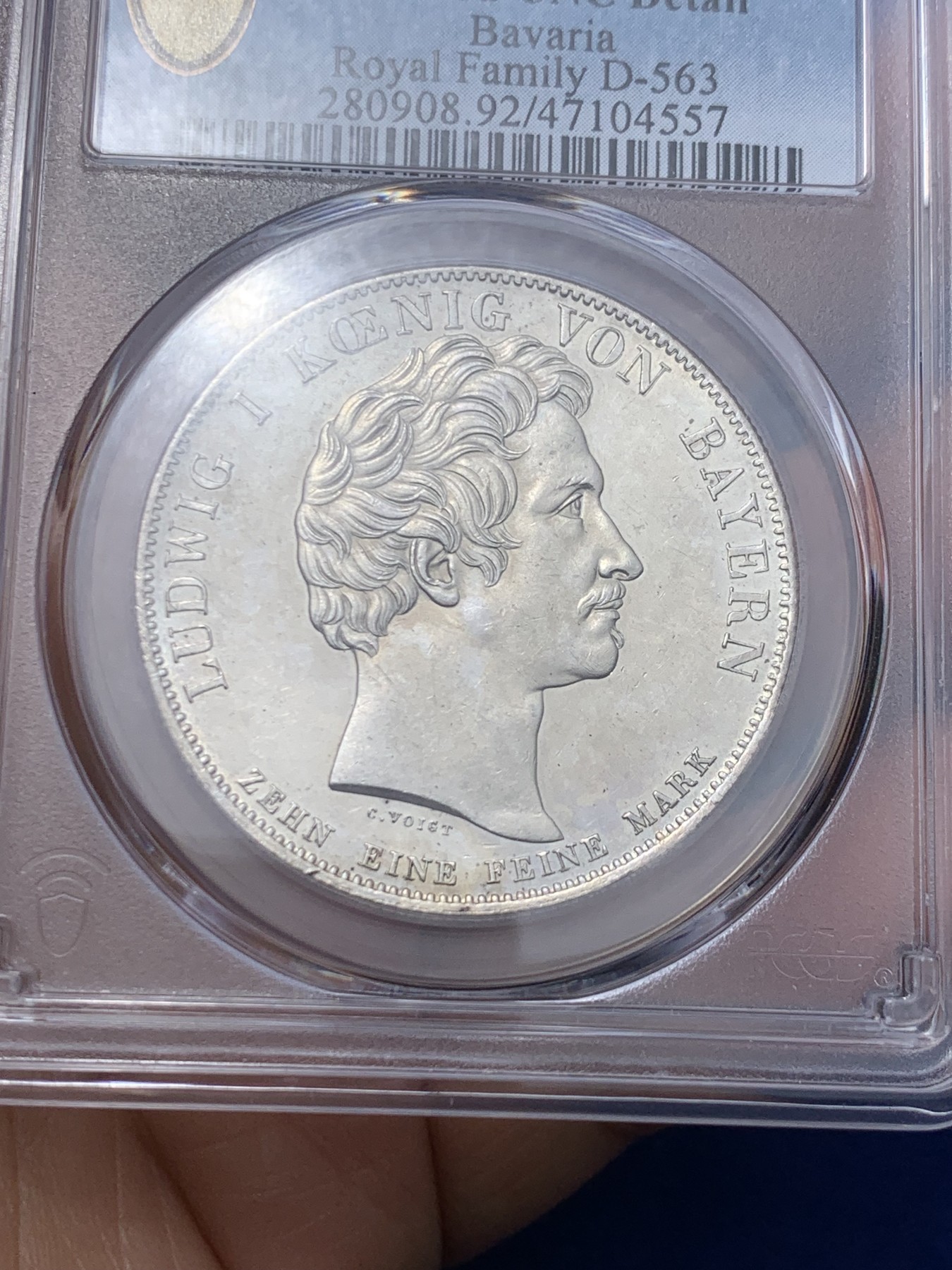 《竞宝斋》第242场-周日，周一 新年开场 (全场包邮) PCGS UNC 德国 巴伐利亚1828年祝福王室历史协定泰勒银币，直径38mm，重28.06g，纯度83.3%。背面中央为王后特蕾莎头像，其左侧为四位王子头像，右侧为四位公主头像。细节清晰状态很不错。